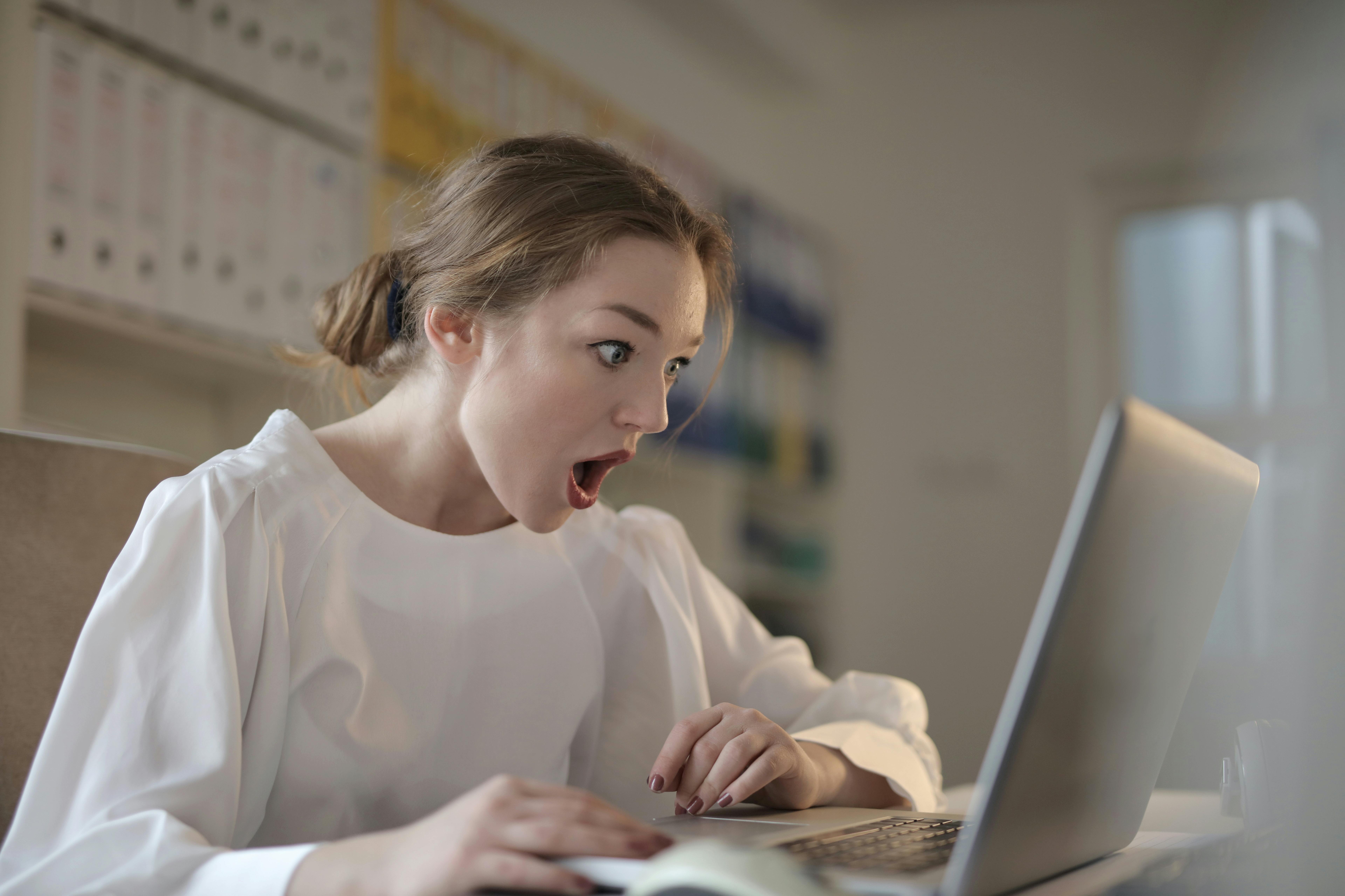 Shocked woman using a laptop | Source: Pexels