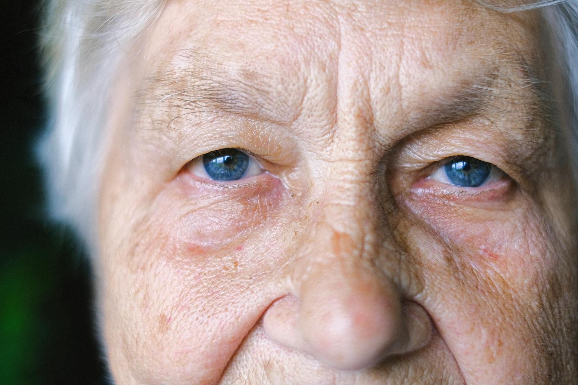 A woman with a piercing stare | Source: Pexels