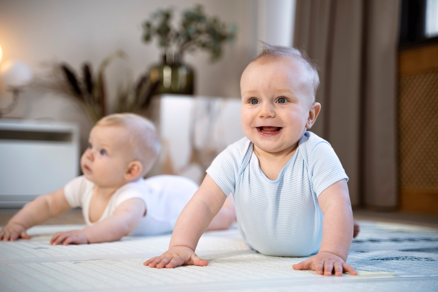 Two babies crawling on the floor | Source: Freepik