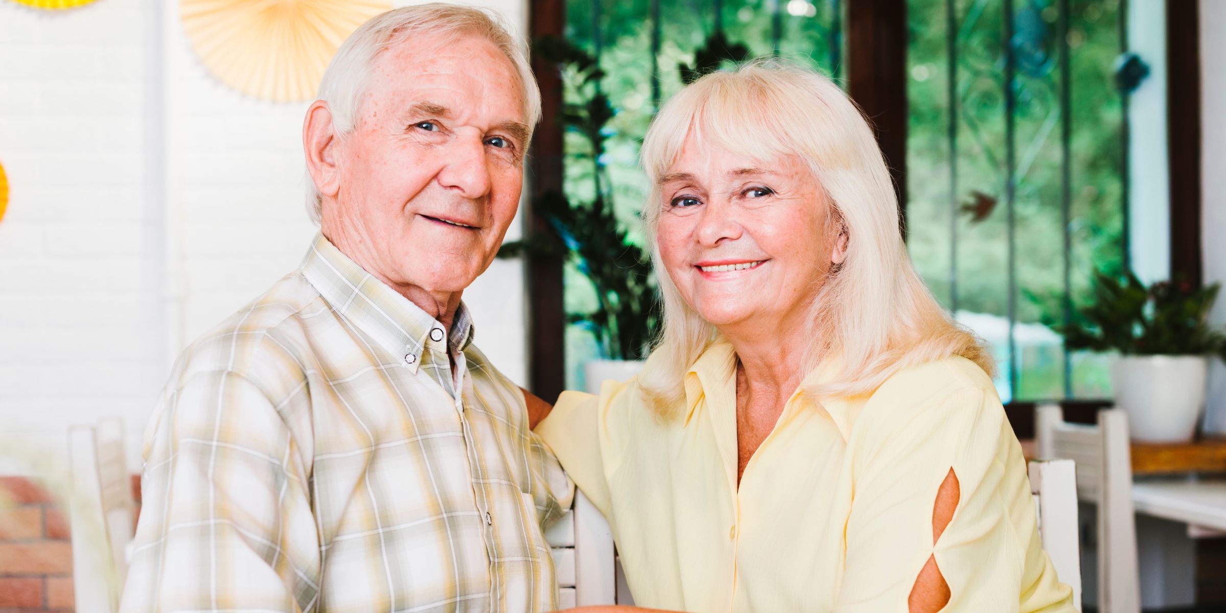 A smiling elderly couple | Source: Magnific