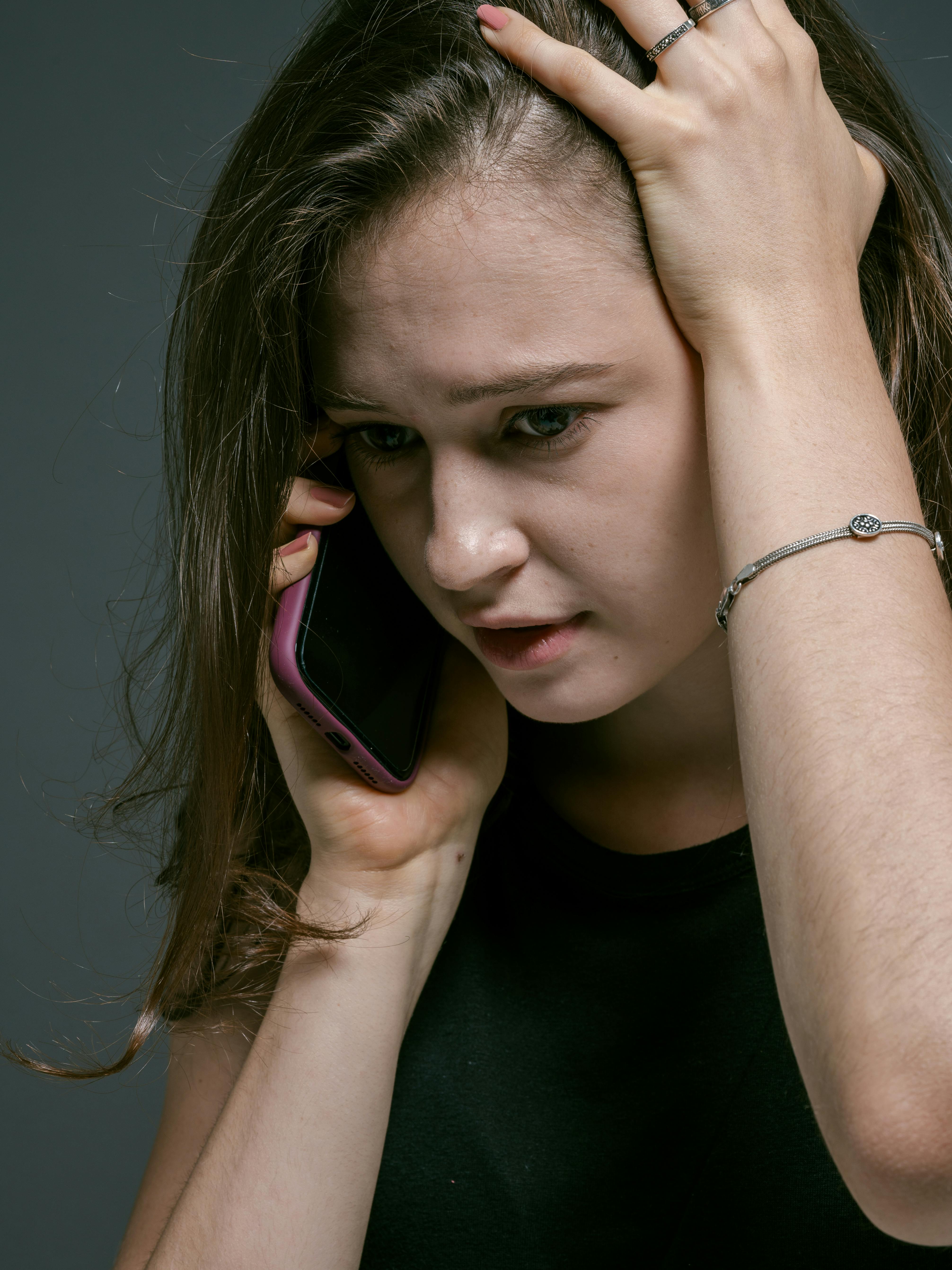 A concerned woman on a call | Source: Pexels