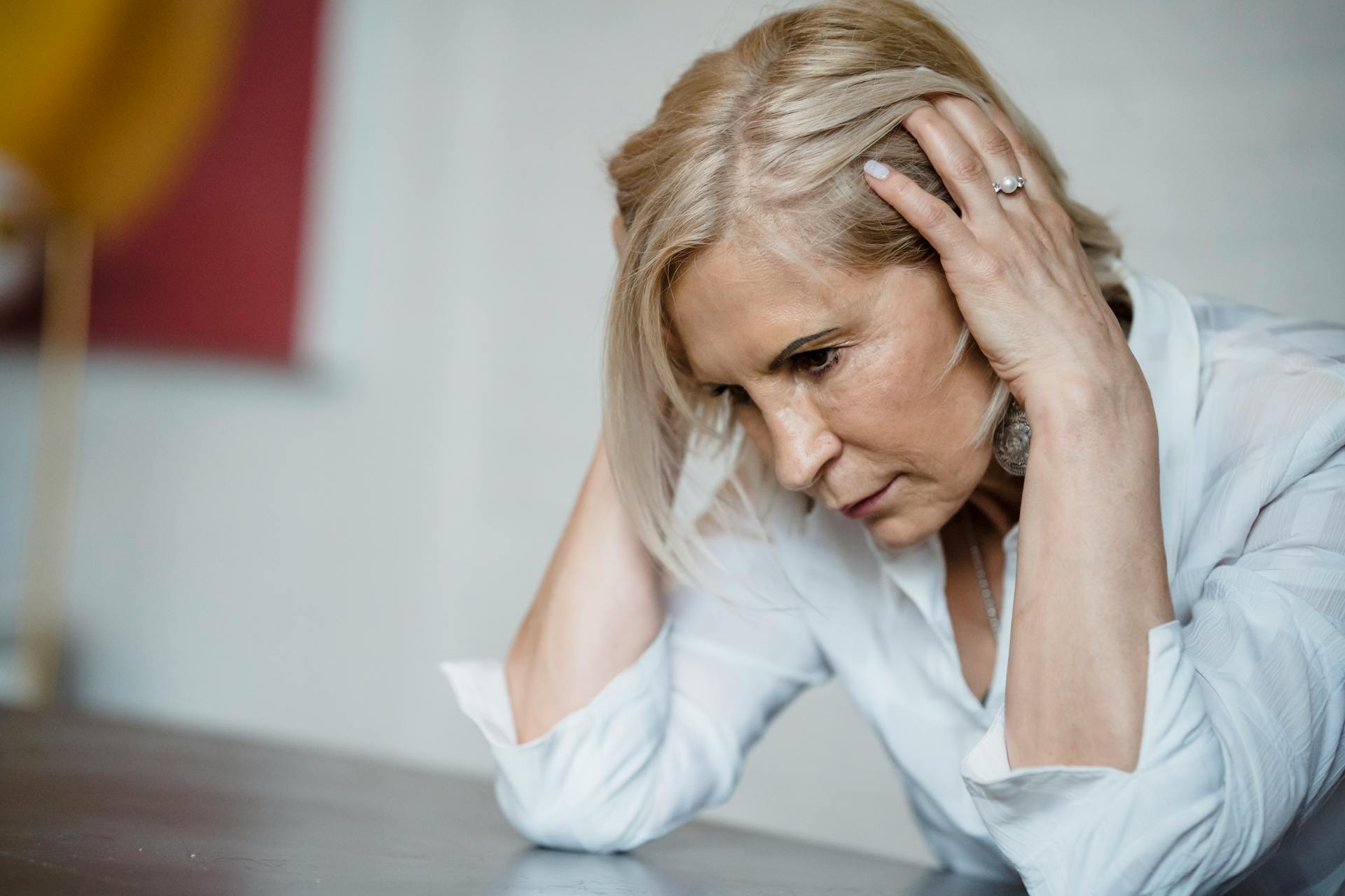 A woman with her head in her hands | Source: Pexels