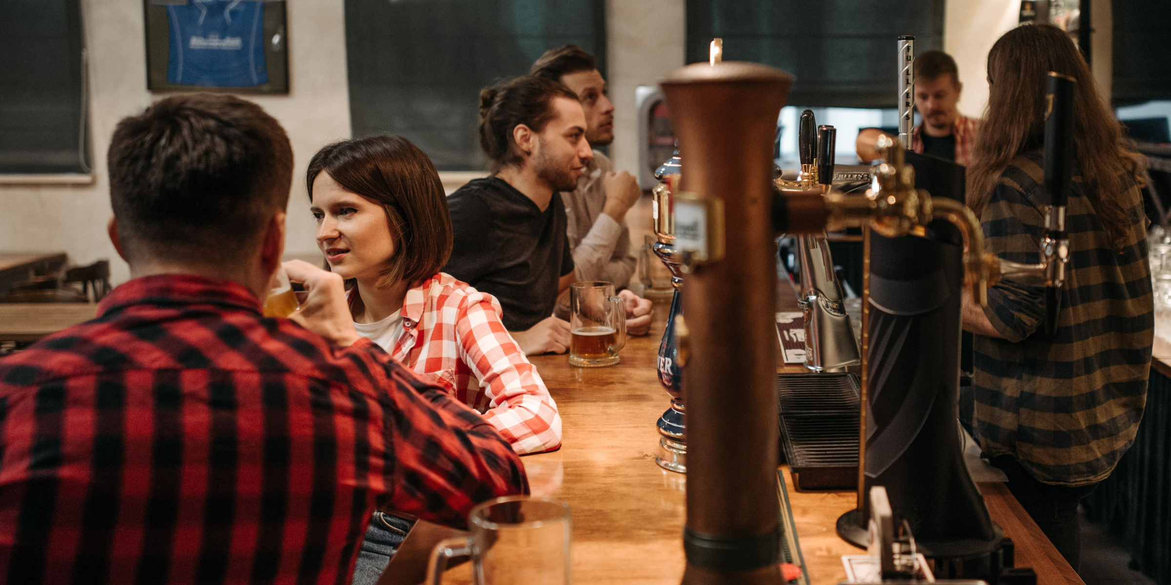 Friends enjoy casual conversation | Source: Pexels