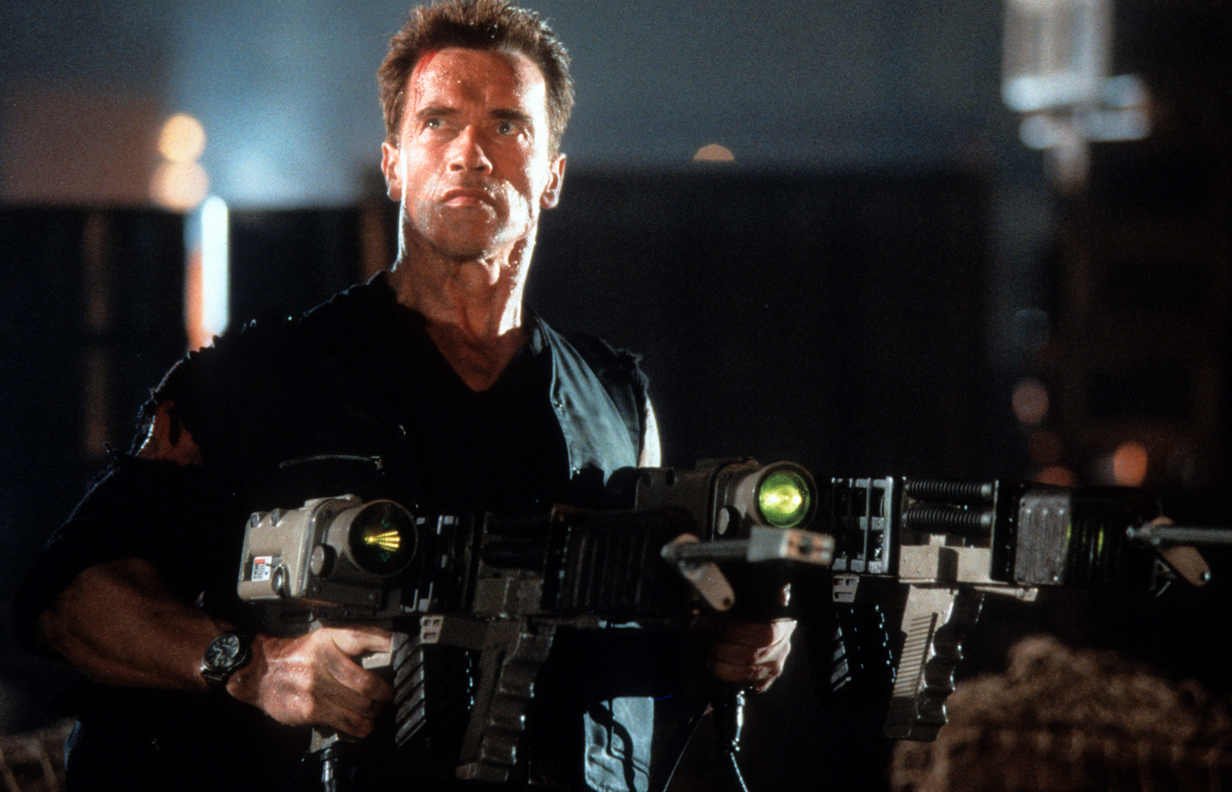 Arnold Schwarzenegger holding heavy weaponry in a scene from the film "Eraser," circa 1996. | Source: Getty Images