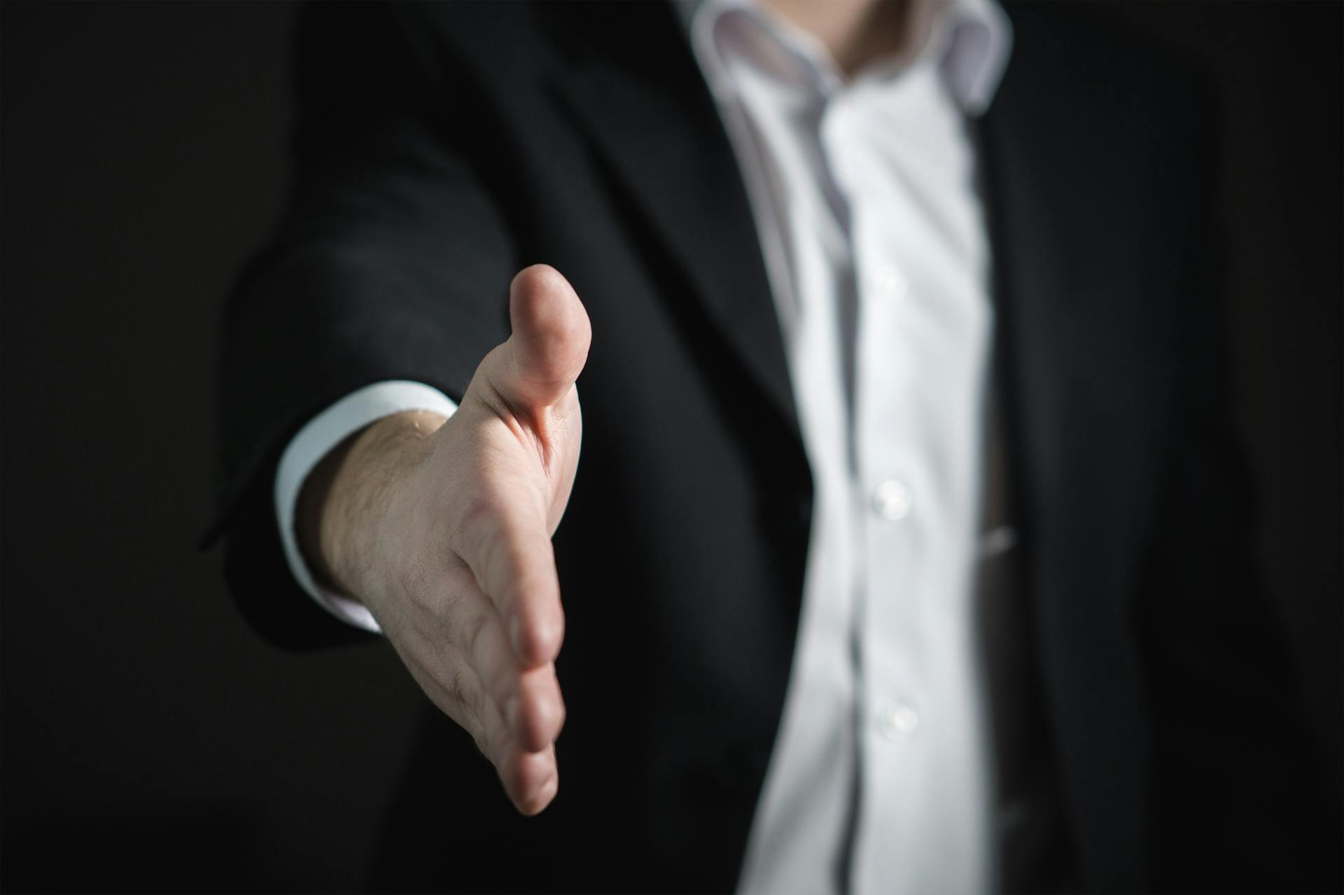 A man reaching out to shake someone's hand | Source: Pexels