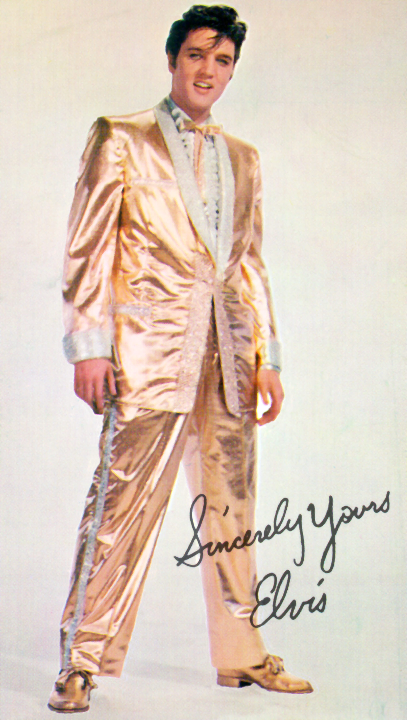 Elvis Presley wearing the gold lamé suit by Nudie Cohn in 1957 | Source: Getty Images