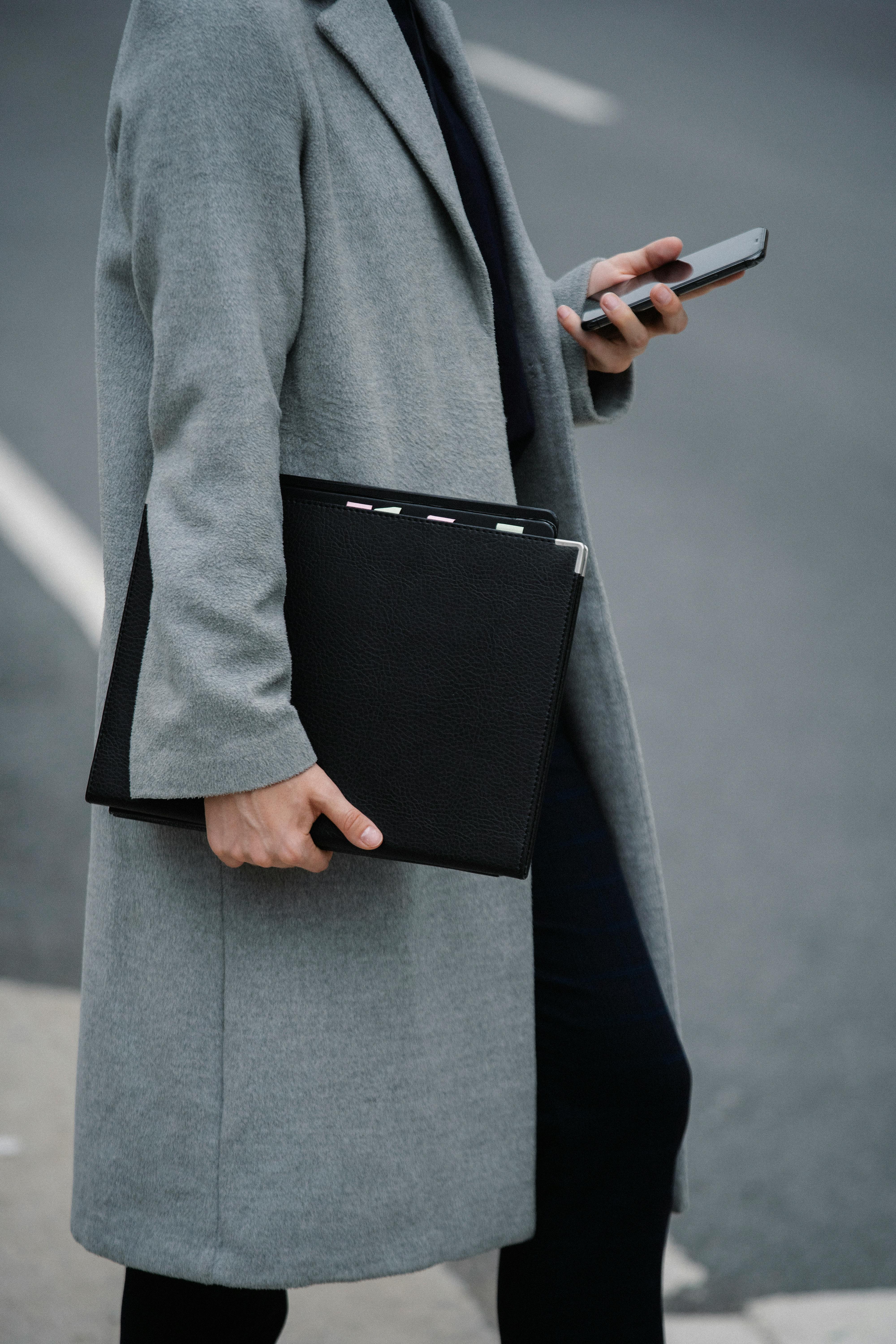 A woman using her phone | Source: Pexels