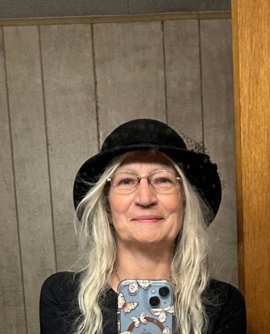 Ami Brown poses for a mirror selfie on December 6, 2024 | Source: Instagram/amibrownwolfpackmama