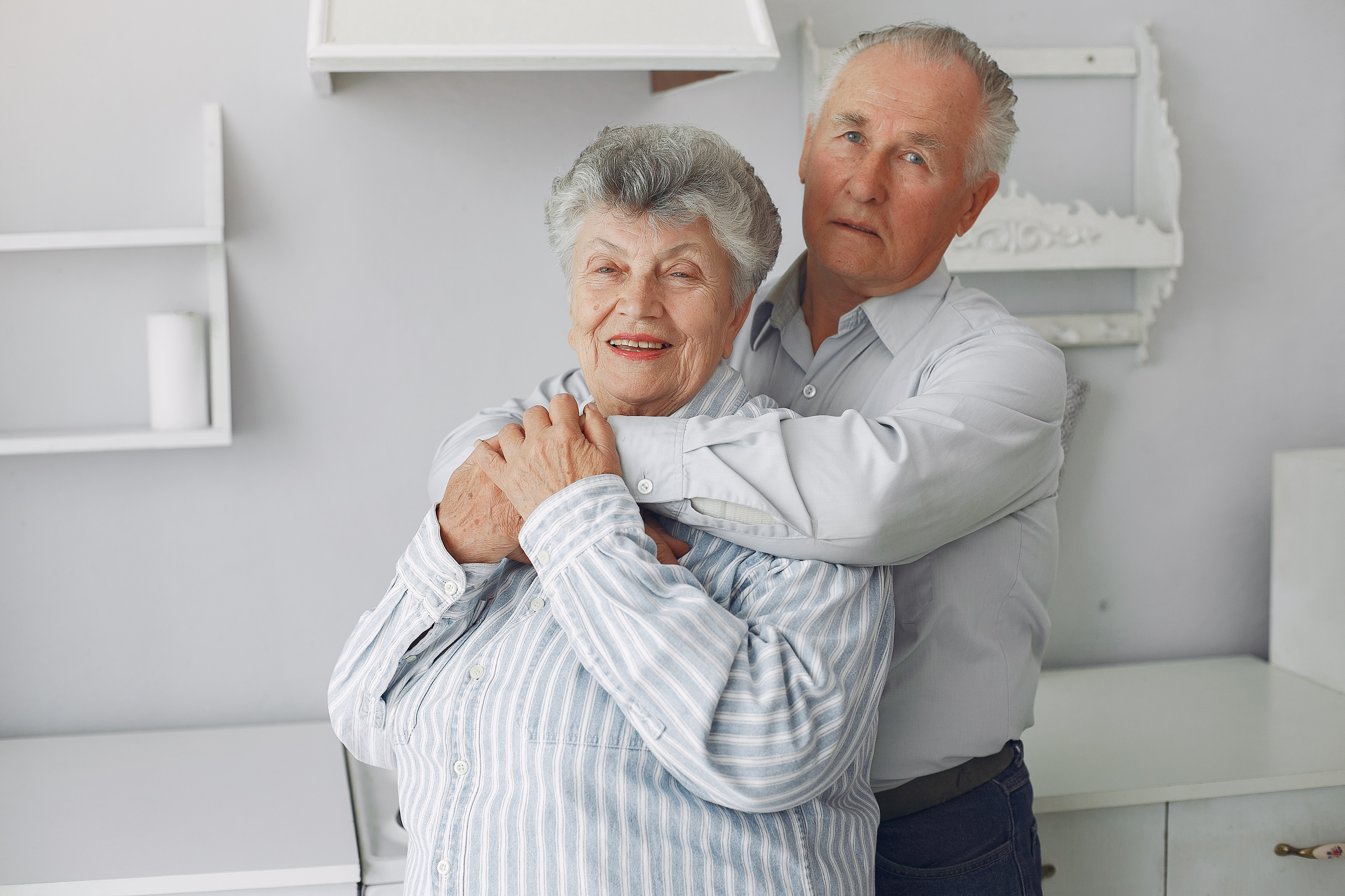 Beautiful old couple spent time together at home | Source: Magnific