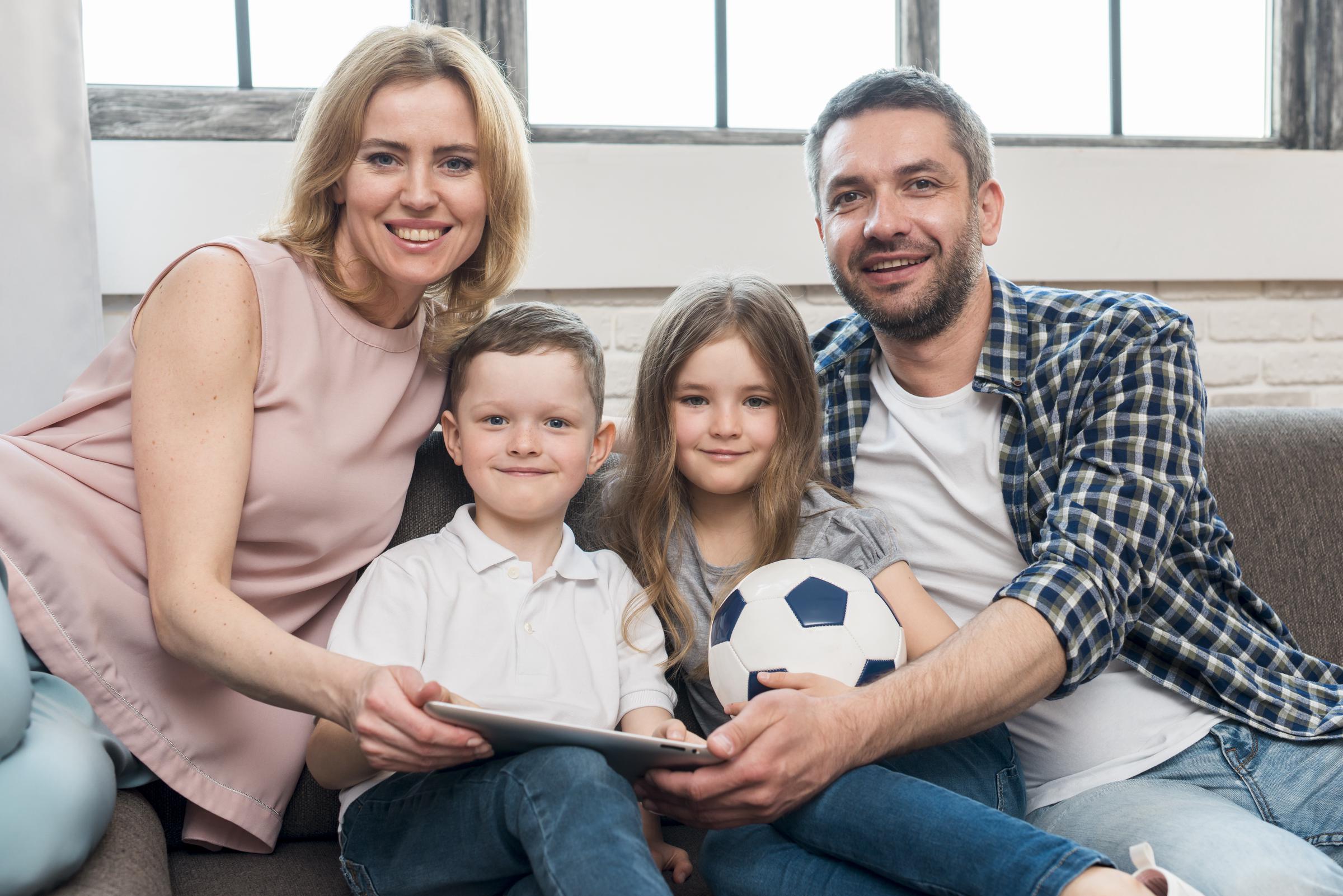 Family at home | Source: Magnific