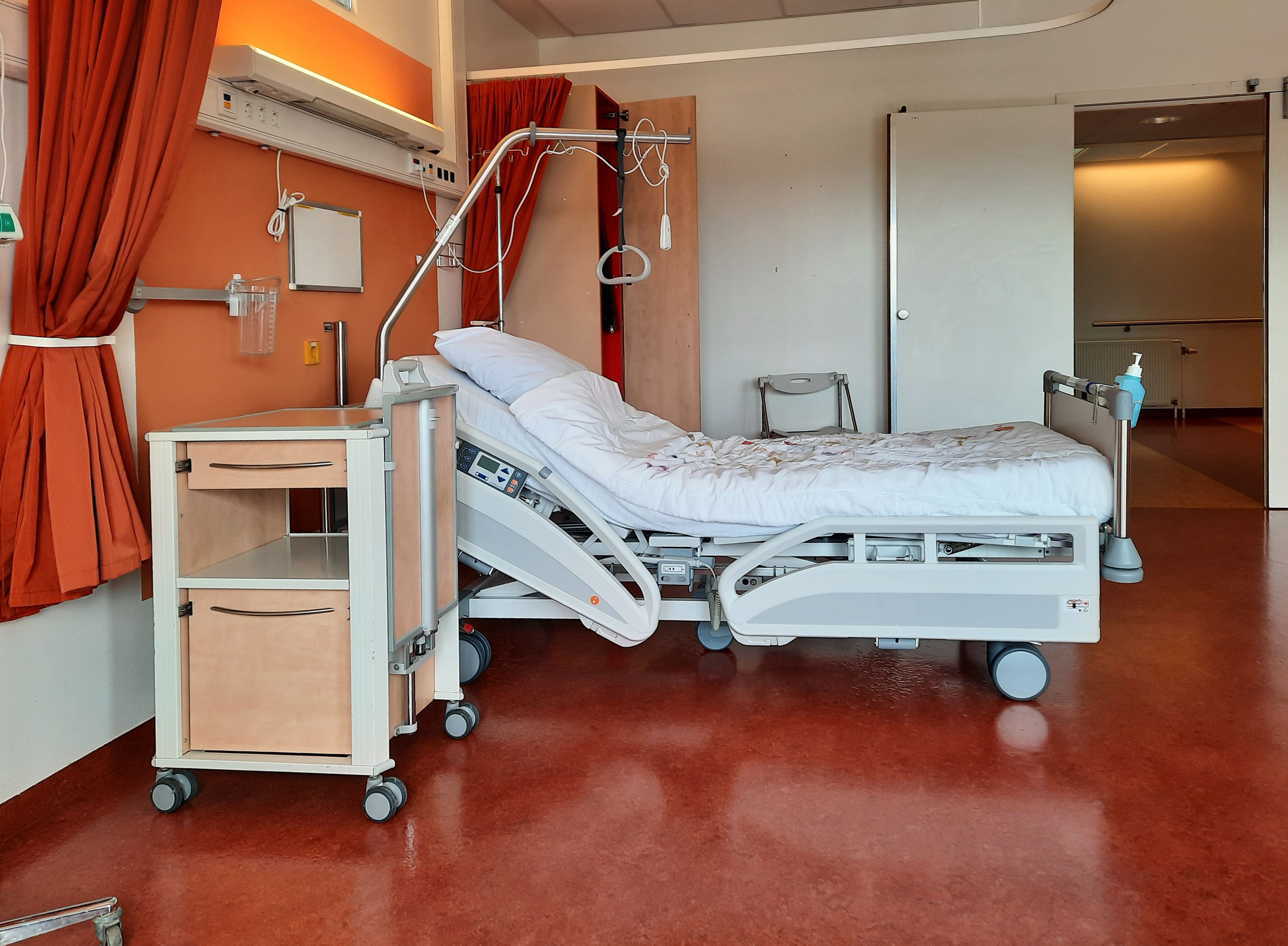 A clean and modern hospital room equipped with an adjustable bed and medical equipment | Source: Pexels