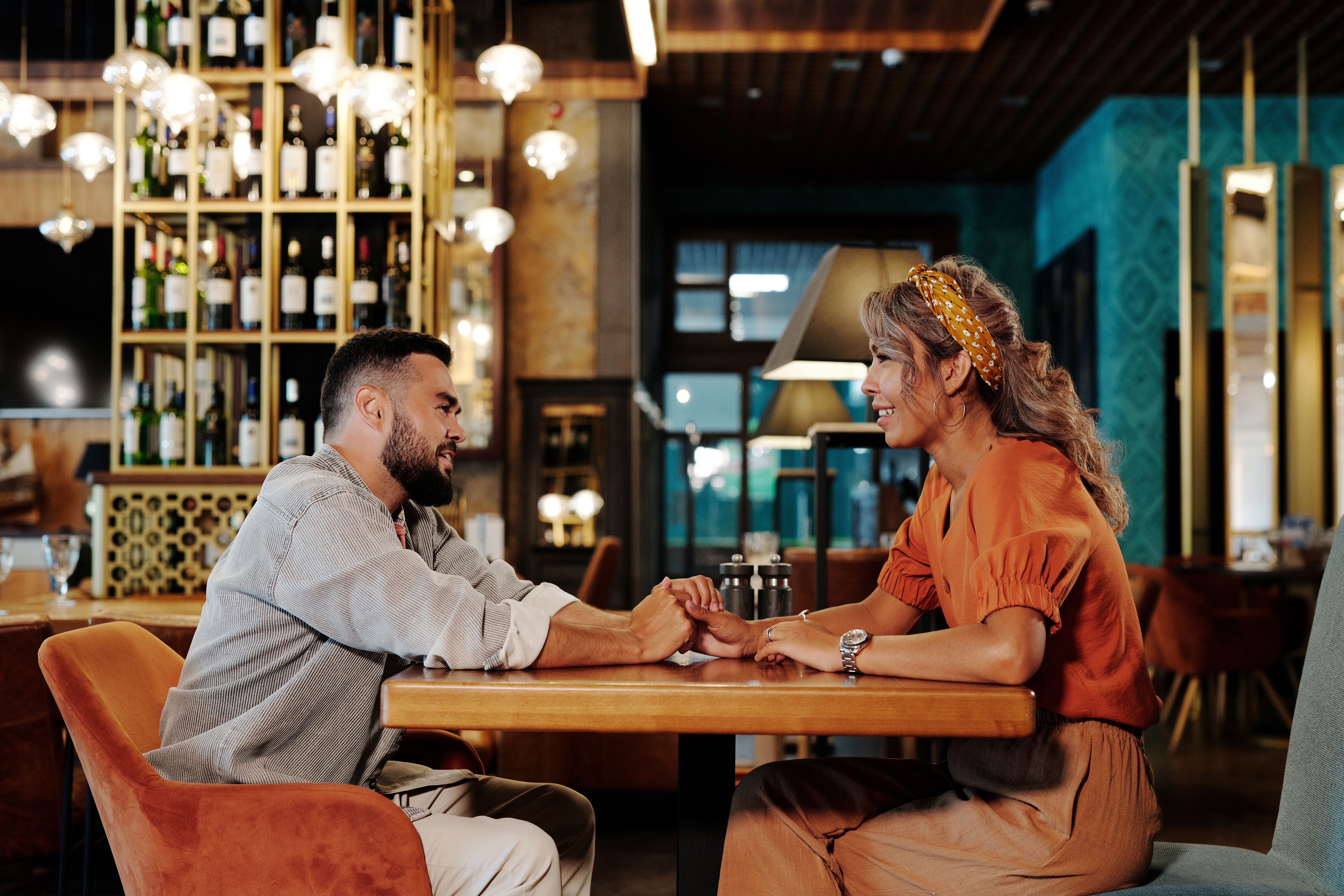 A couple at a restaurant | Source: Pexels