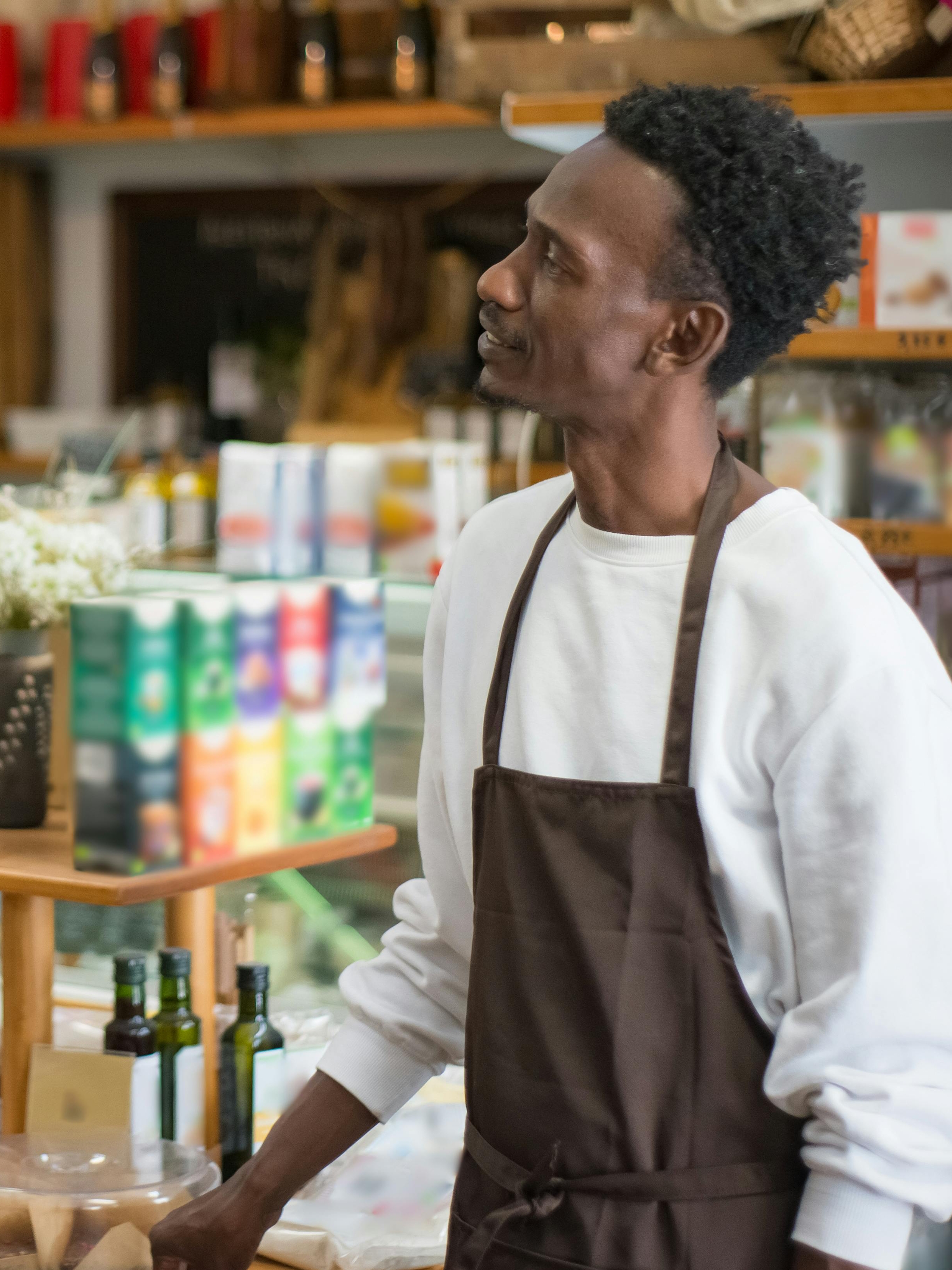 A store employee in conversation with an unseen person | Source: Pexels