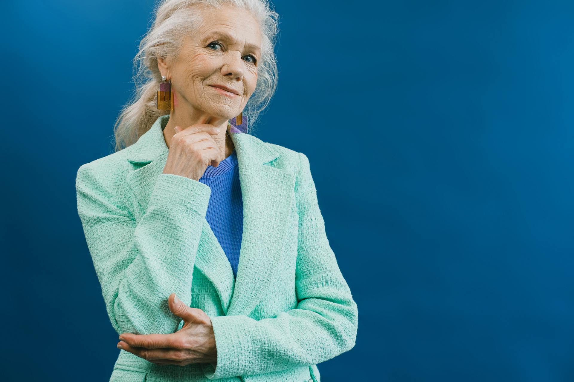 An older woman smiling | Source: Pexels