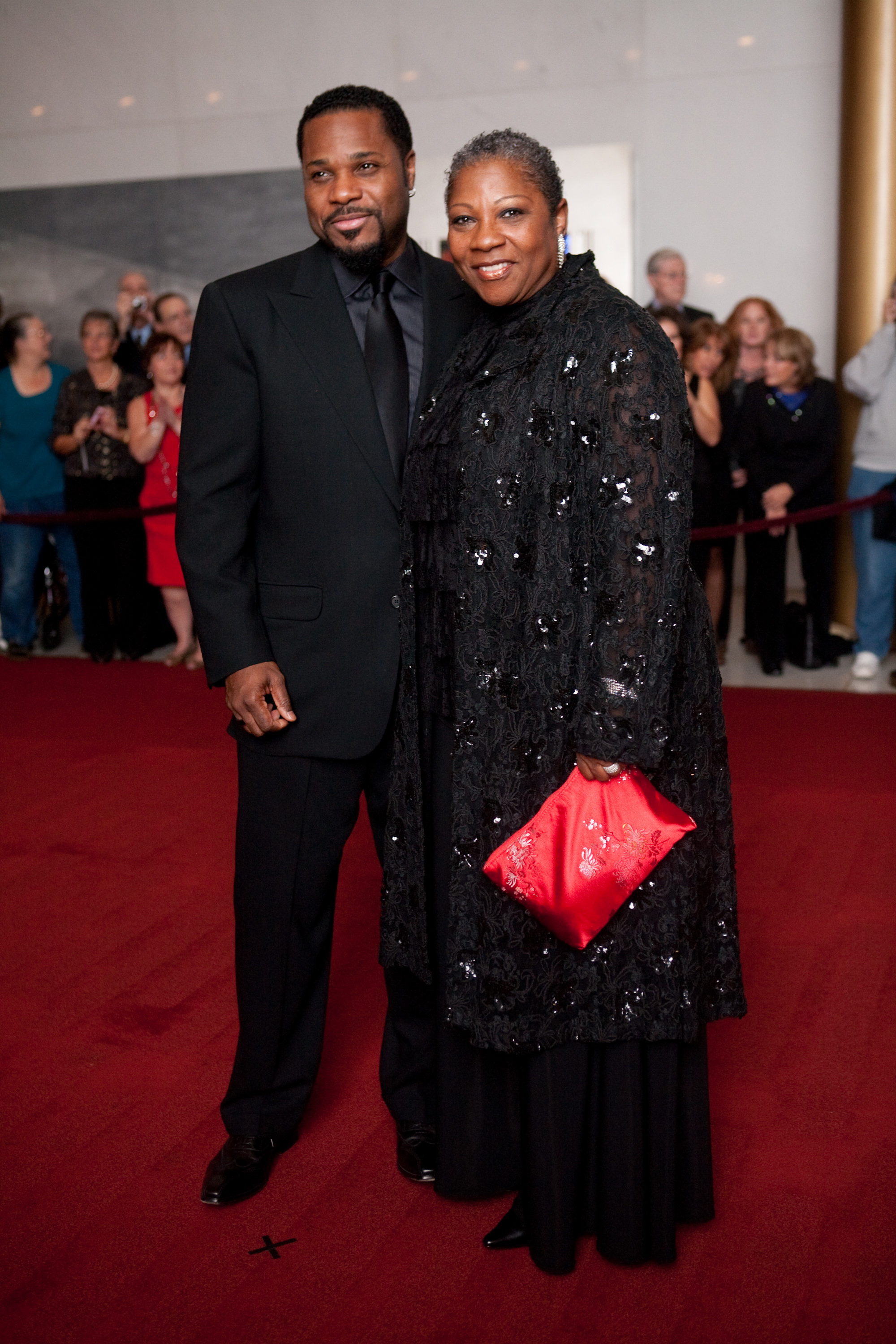 Malcolm-Jamal Warner (L) poses for photographers with his mother Pamela Warner at the 12th annual Mark Twain Prize for American Humor at the John F. Kennedy Center on October 26, 2009 in Washington, DC. | Source: Getty Images