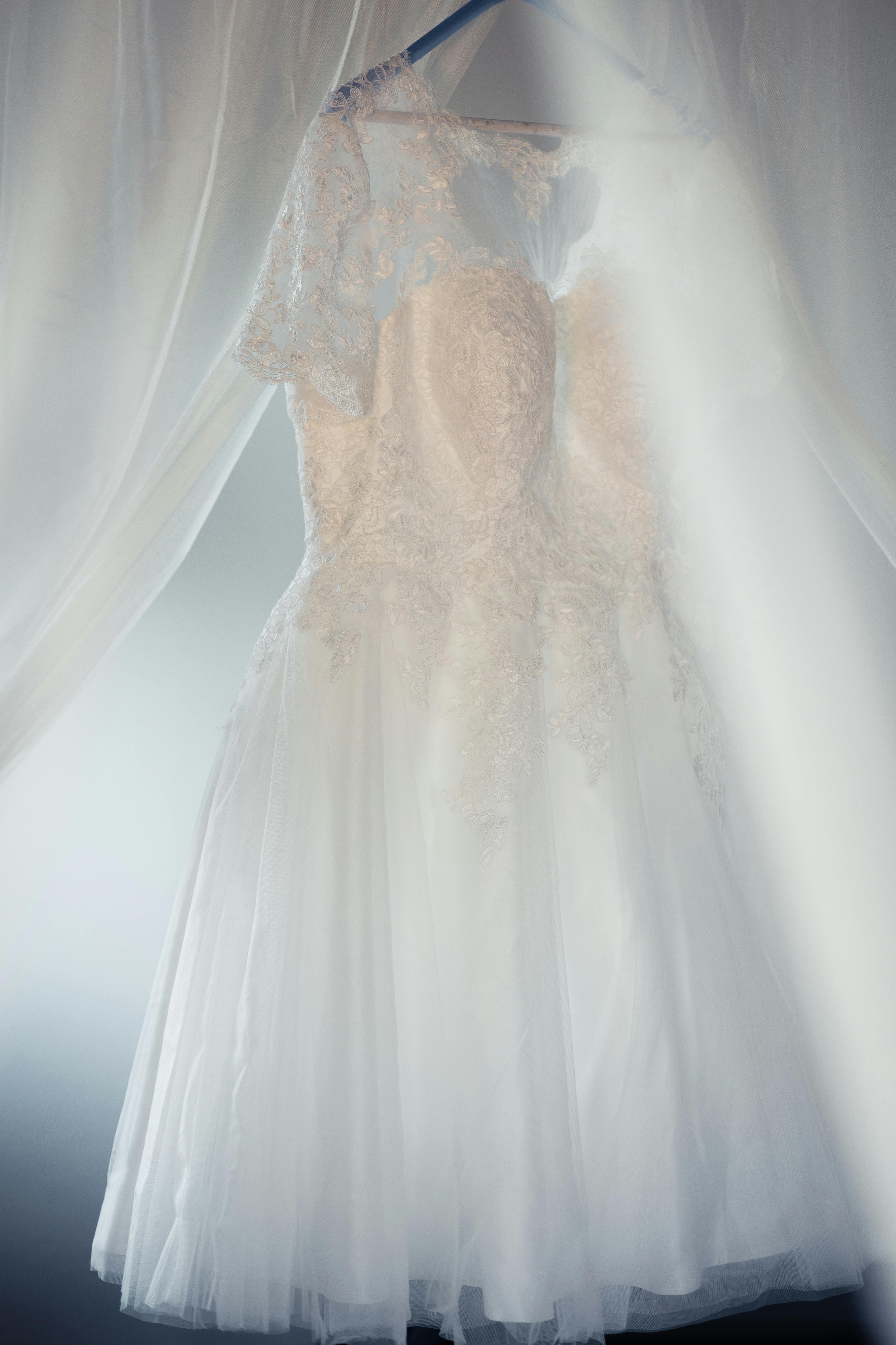 A wedding dress hanging | Source: Pexels