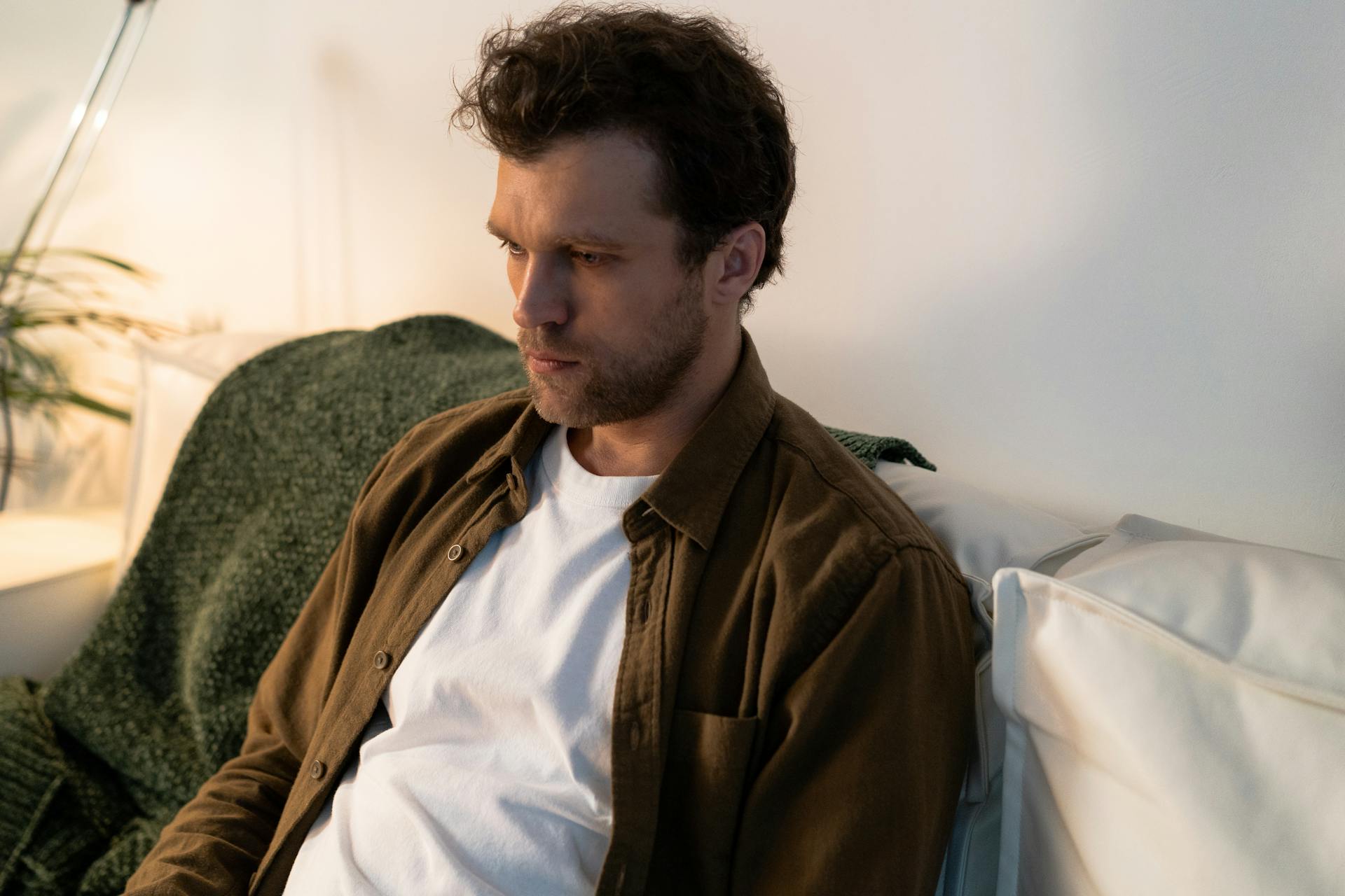 A man sitting on a couch | Source: Pexels