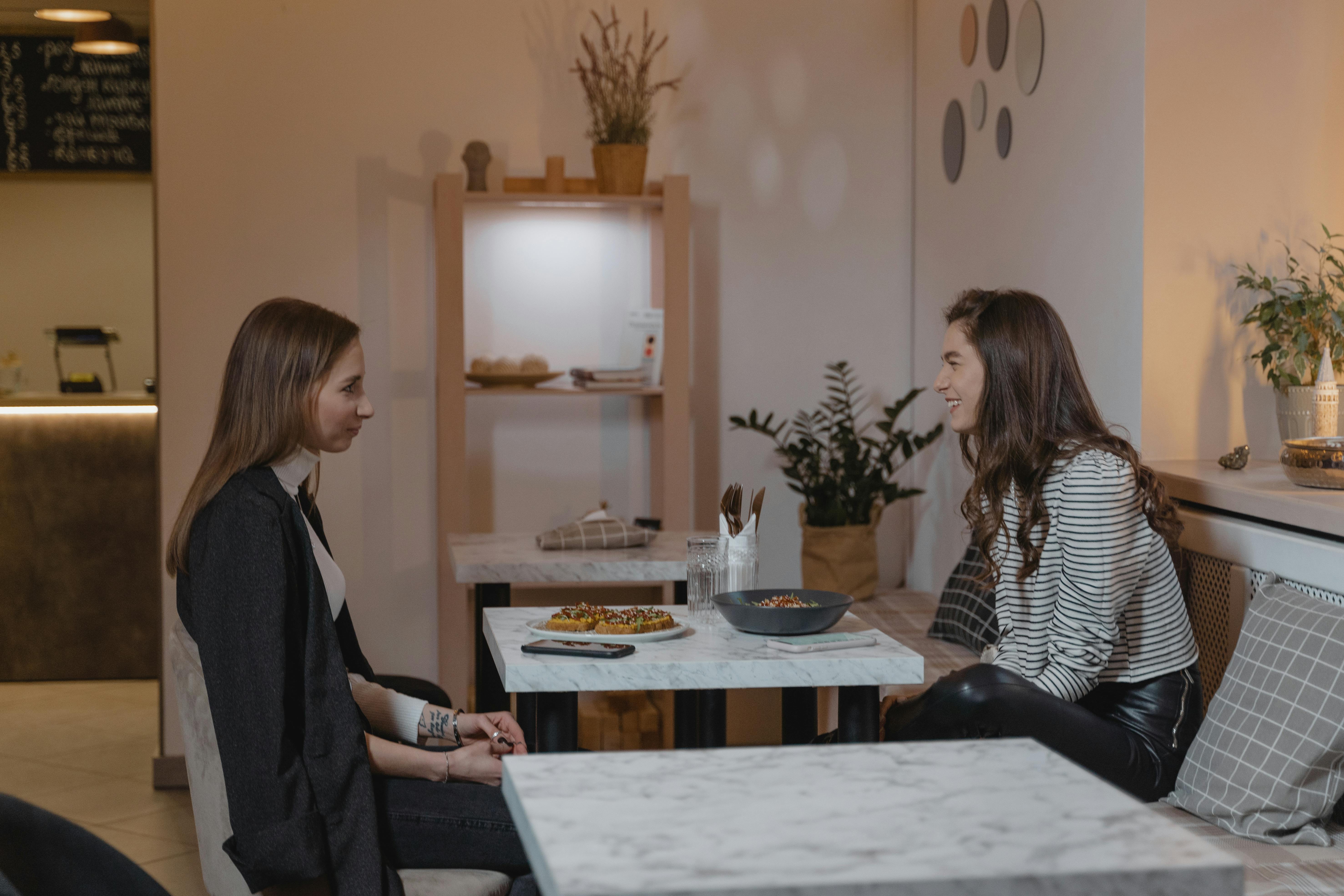Women talking over lunch | Source: Pexels