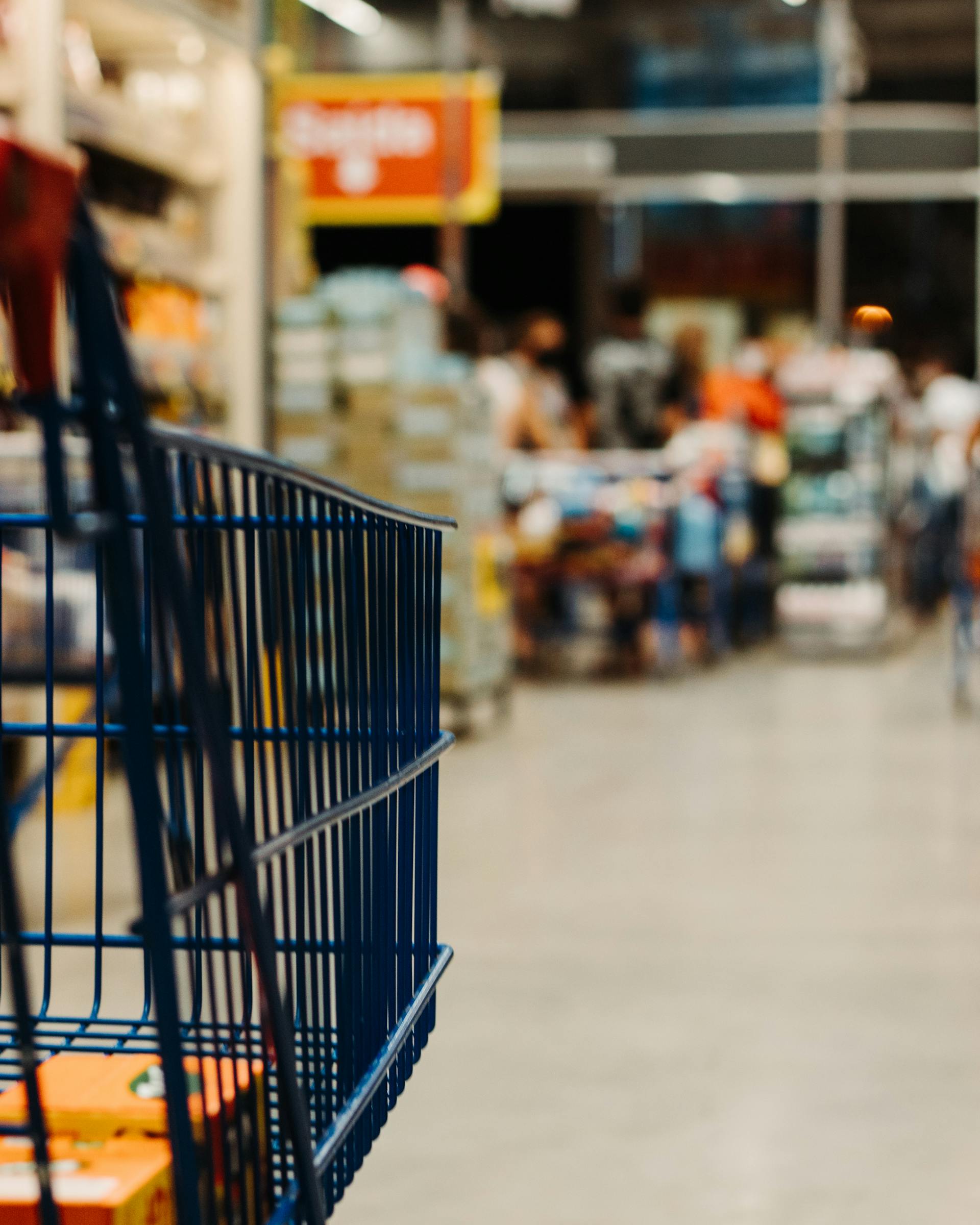 A shopping cart in a supermarket | Source: Pexels