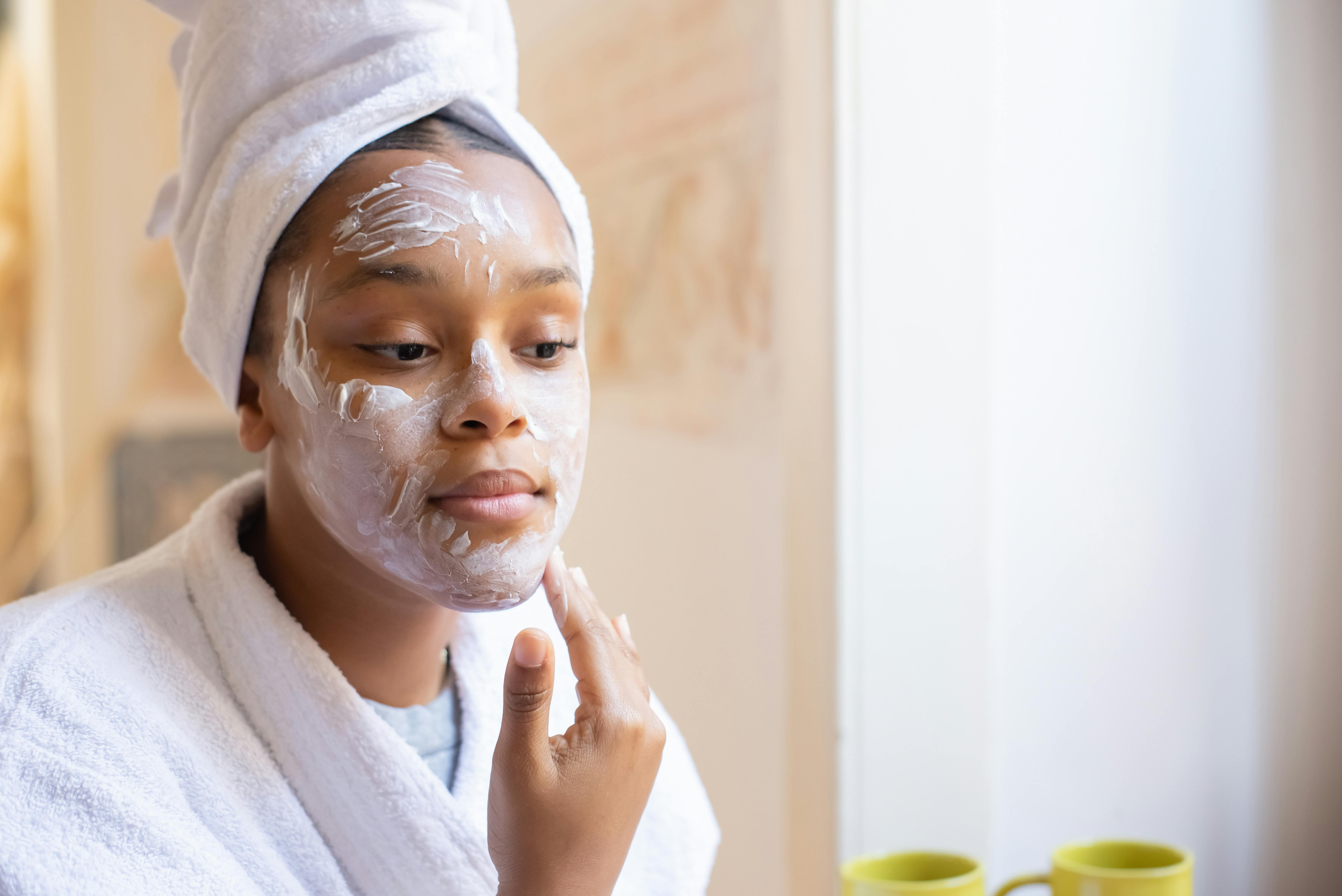 Woman applying sunscreen | Source: Pexels