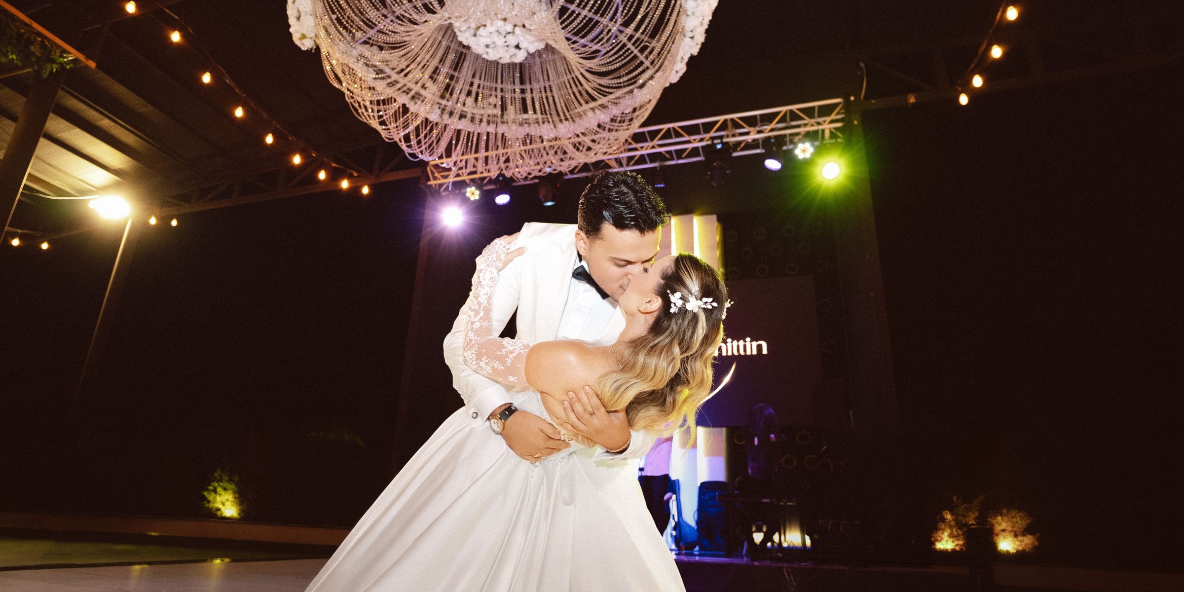Newlyweds share a romantic kiss on the dancefloor | Source: Pexels