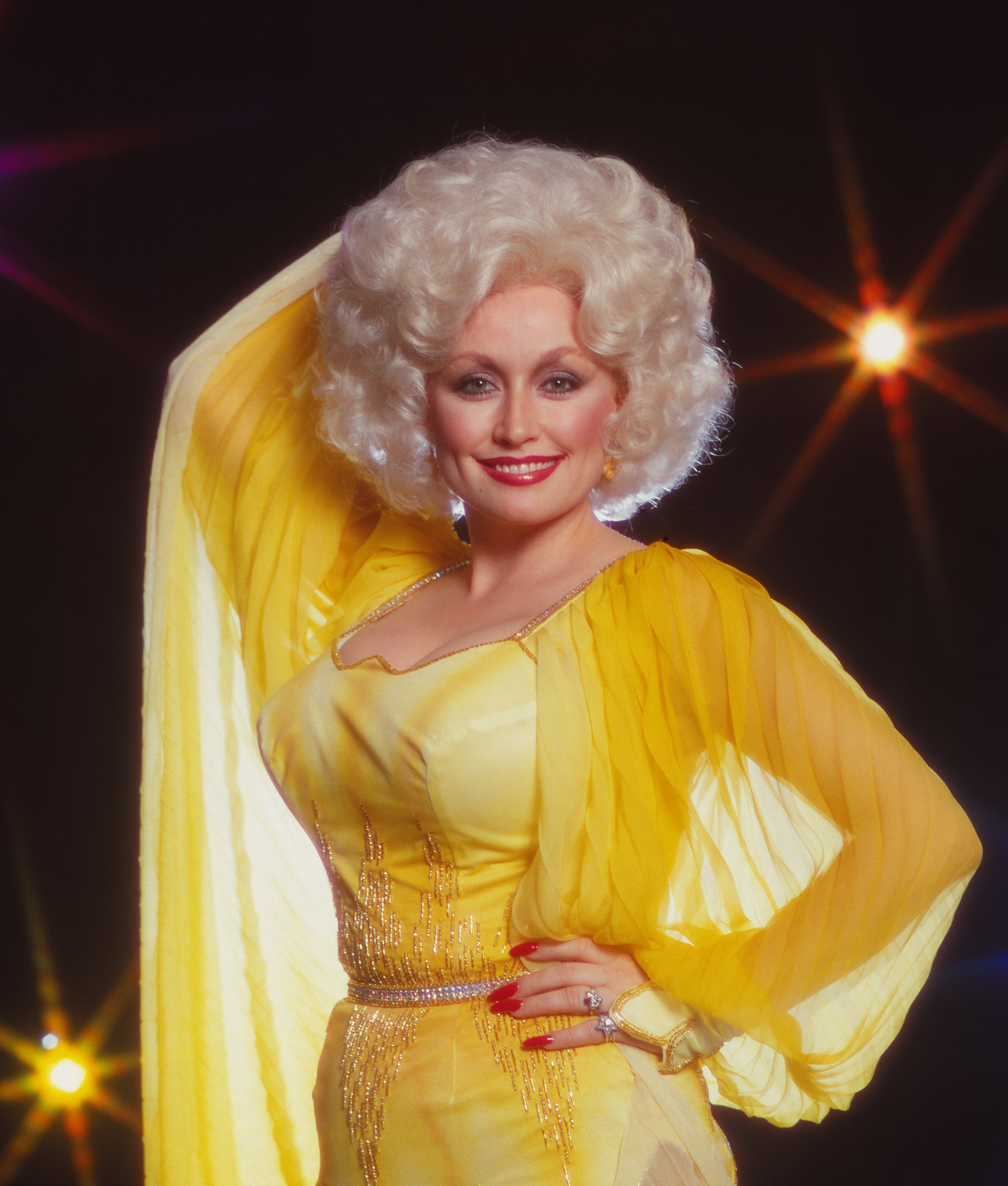 Dolly Parton poses for a portrait session in 1978 in Los Angeles, California. | Source: Getty Images