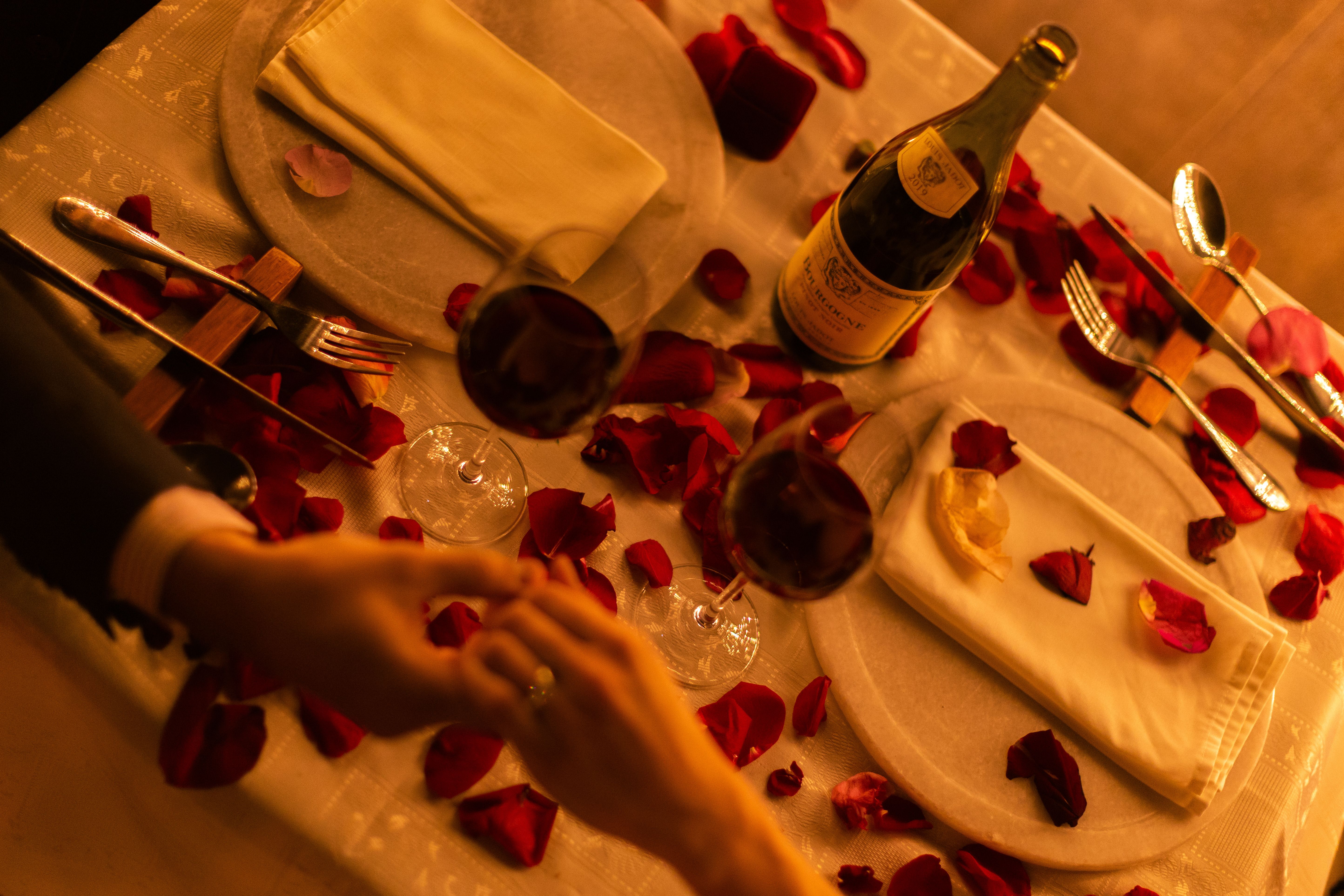 A couple having a romantic dinner | Source: Pexels