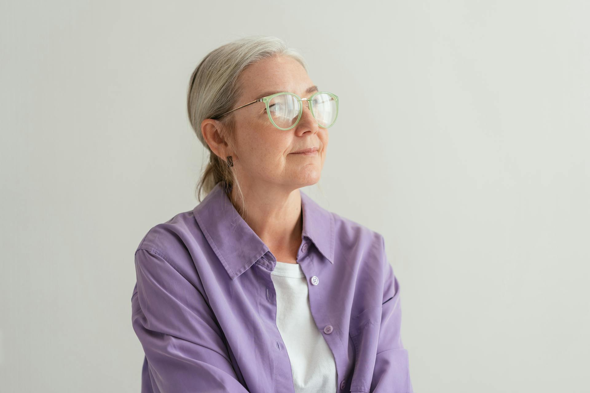 A woman staring at something | Source: Pexels