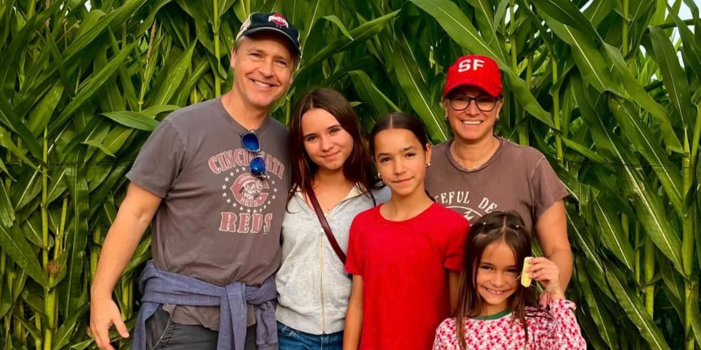 (L-R) Chad Lowe, Mabel, Fiona, Nixie, and Kim Painter | Source: Instagram/ichadlowe