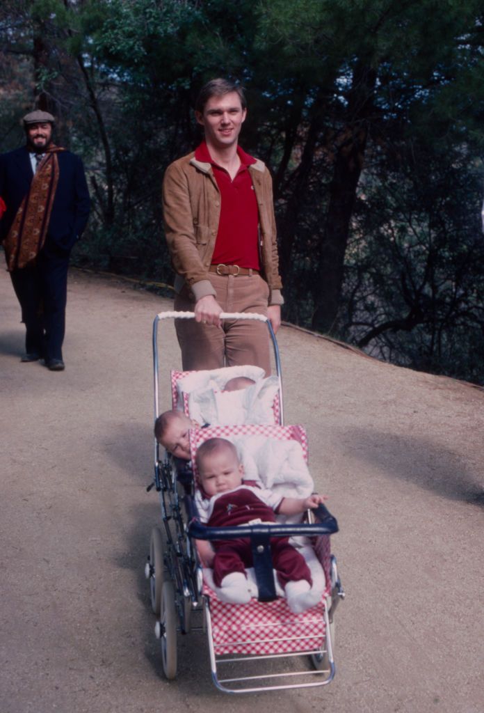 Richard Thomas with his triplets, Barbara Ayalla, Gwyneth Gonzalez, and Pilar Alma Thomas at 'Pavarotti & Friends' on March 29, 1982. | Source: Getty Images