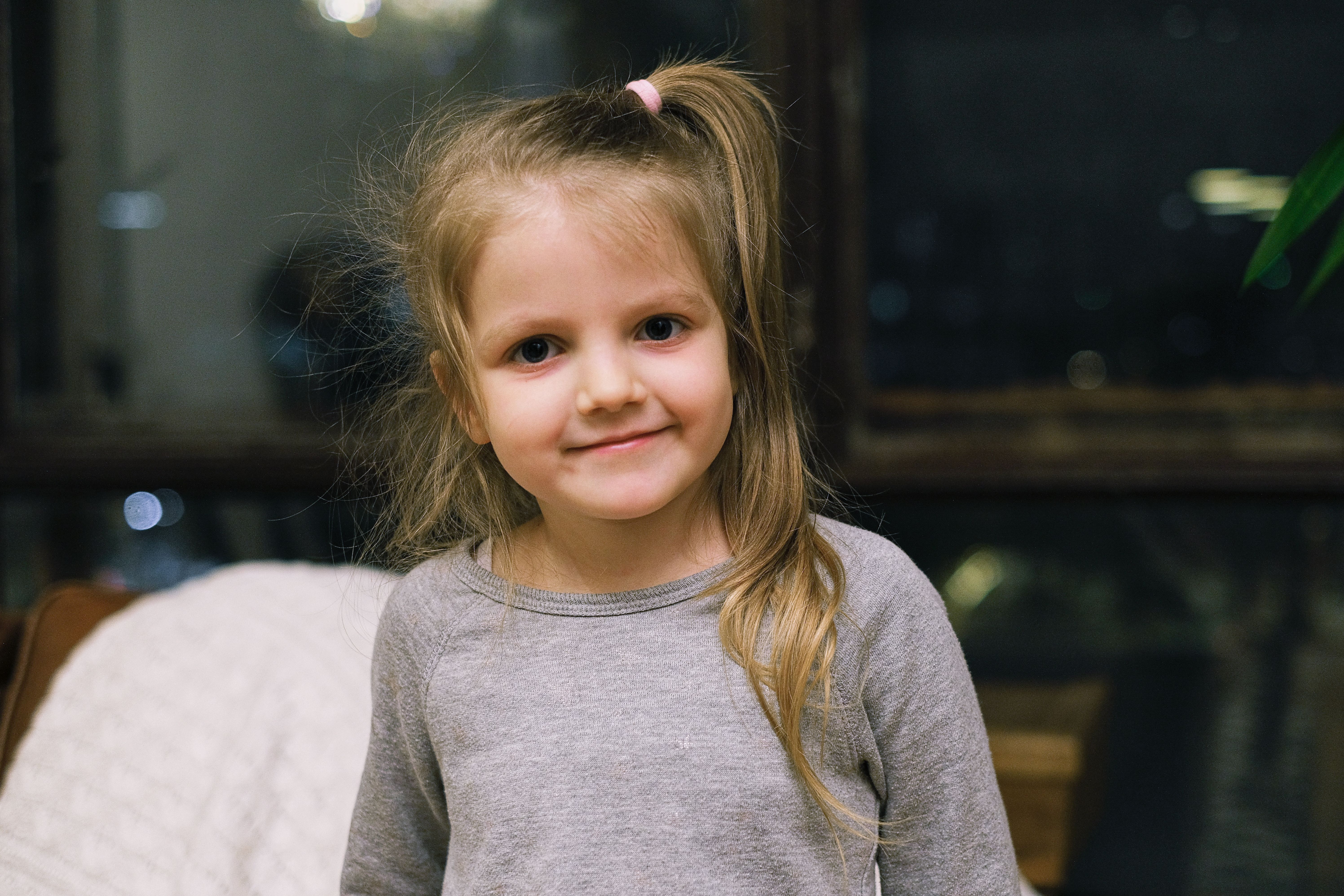 A little girl with blonde hair and a smile | Source: Pexels