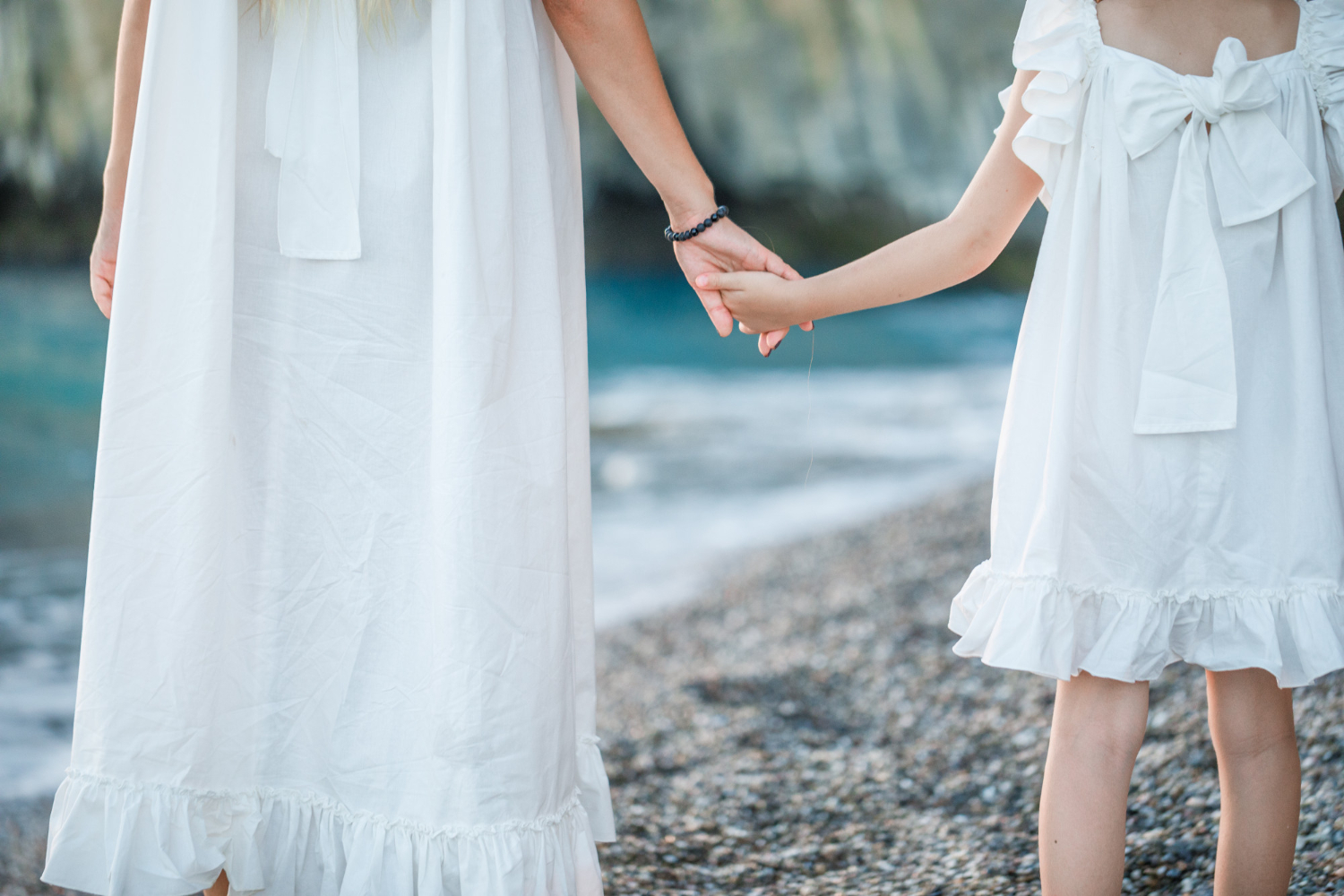 Close-up of a mother holding a child's hand | Source: Freepik