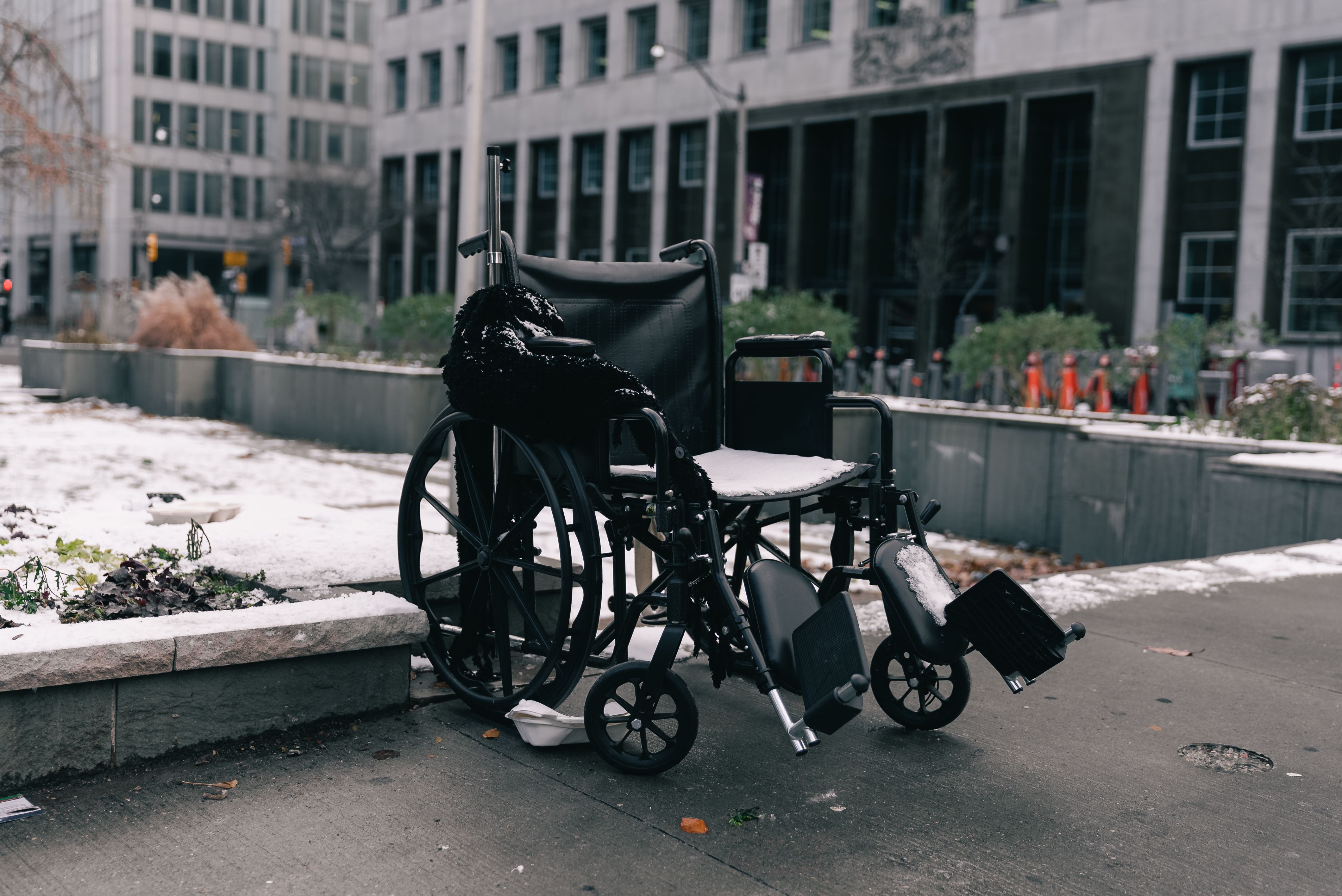 A wheelchair stands on a winter street | Source: Pexels