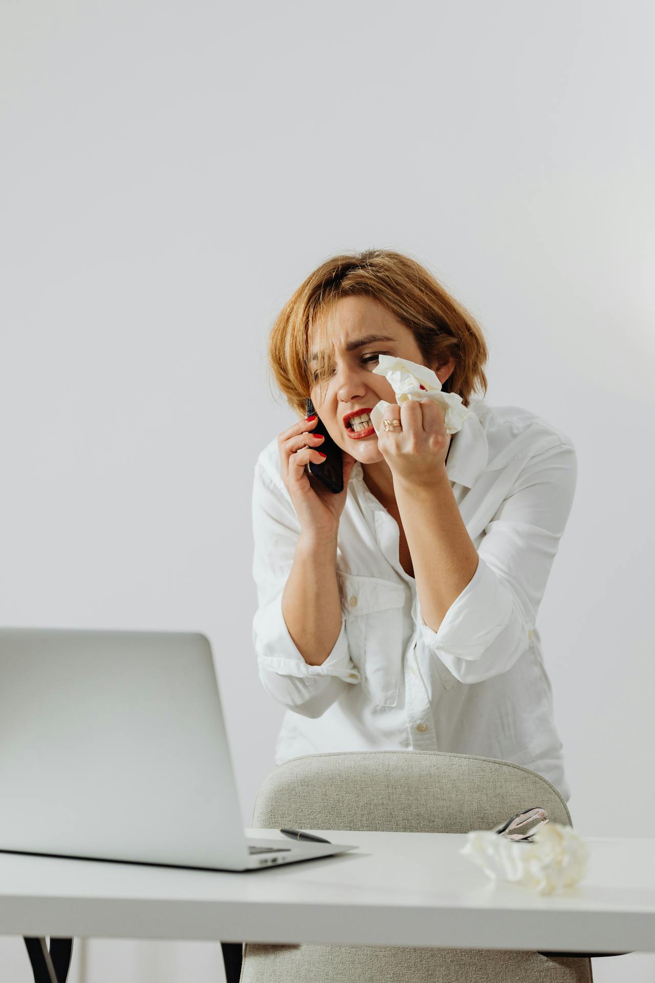 An emotional woman talking on the phone | Source: Pexels