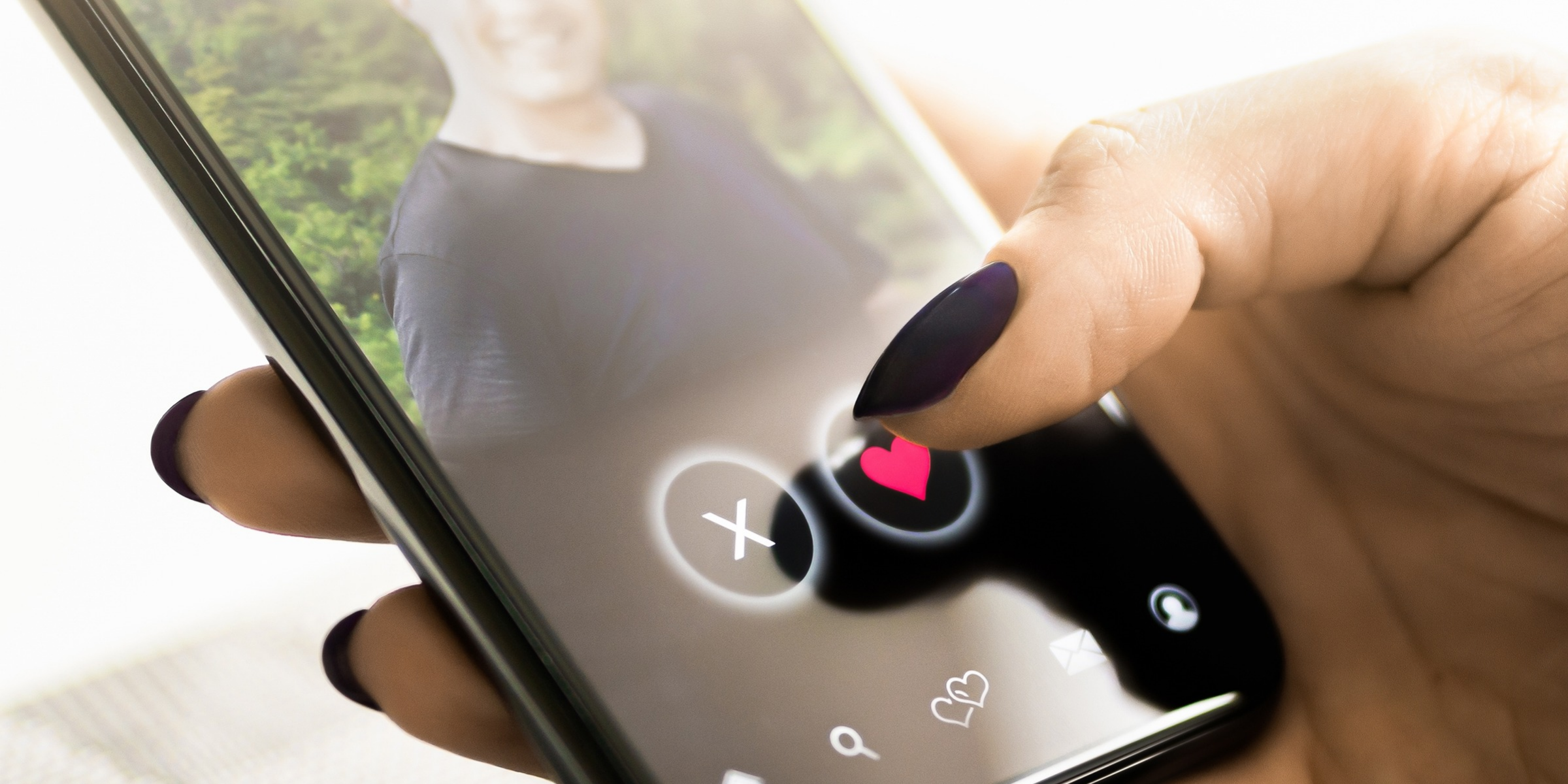 A woman matches with someone on a dating app | Source: Shutterstock