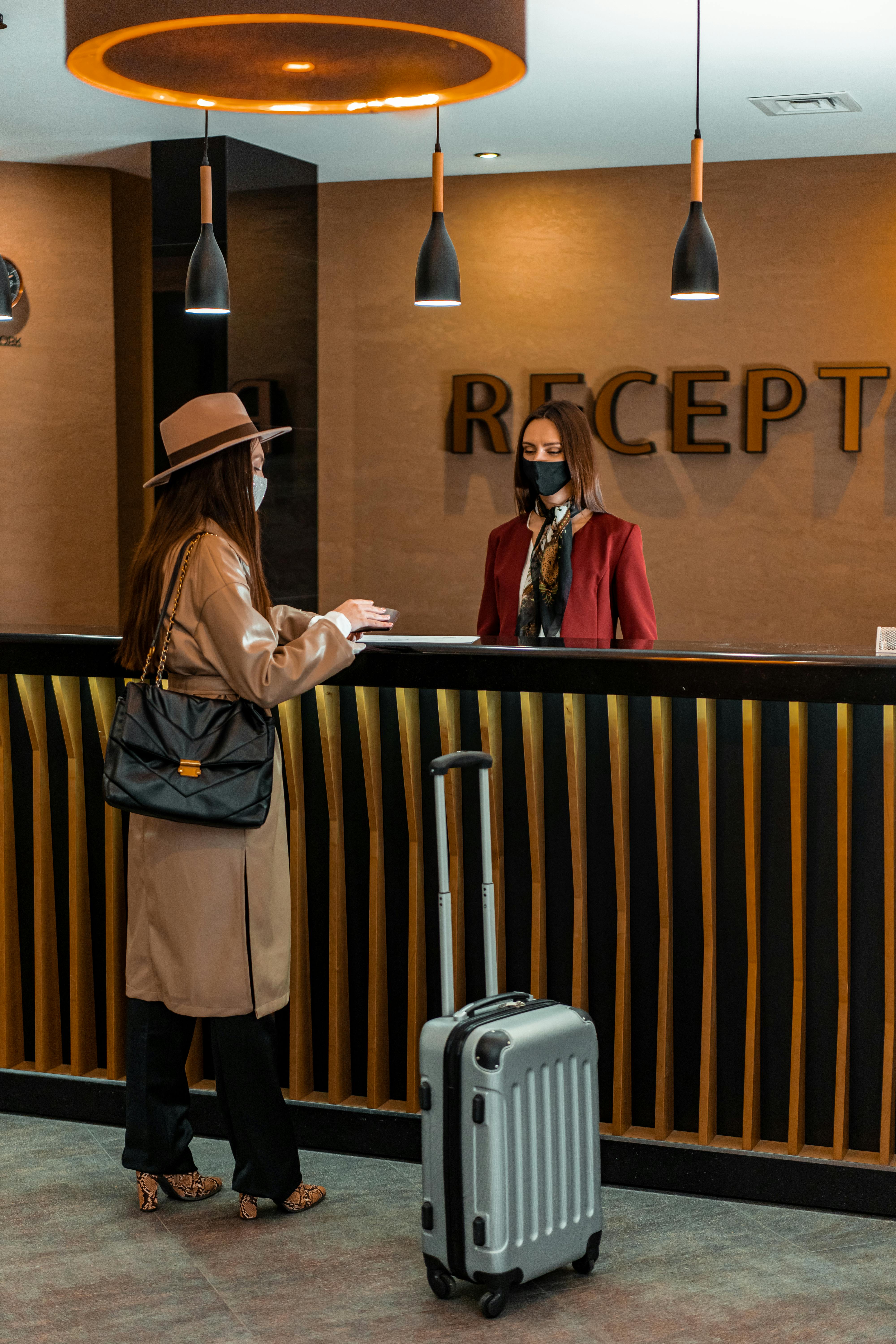 Woman talking to a hotel receptionist | Source: Pexels