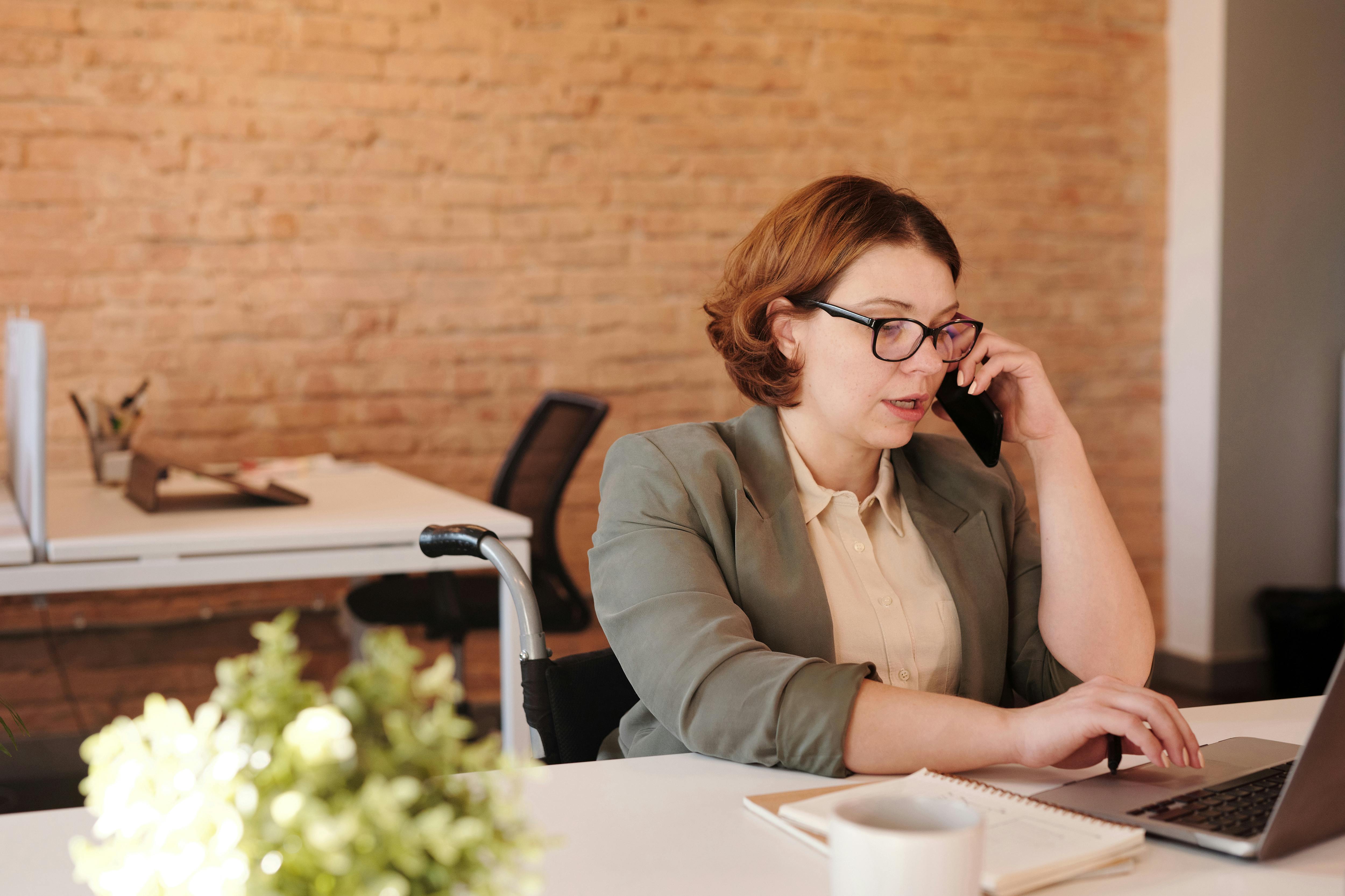 A worried woman on a call | Source: Pexels