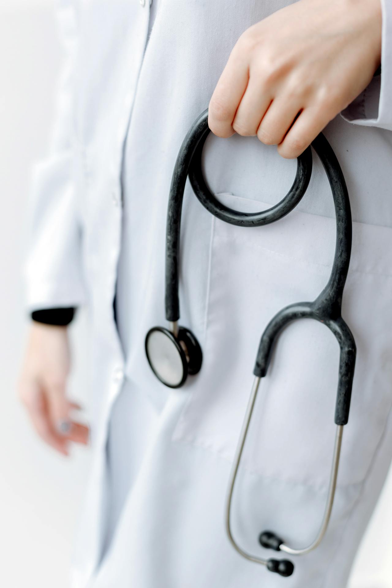 A doctor holding a stethoscope | Source: Pexels