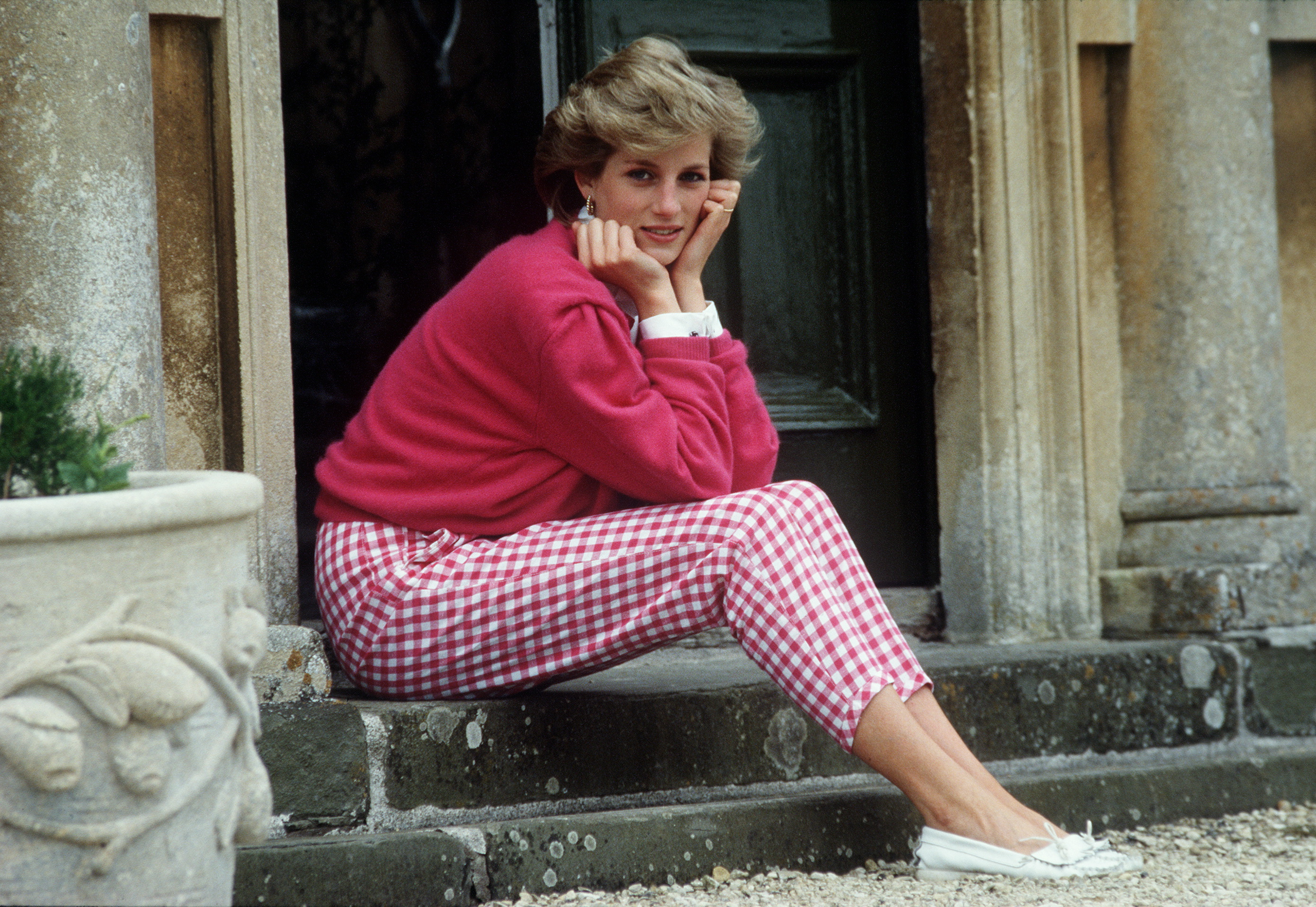 Diana, Princess of Wales (1961 - 1997) sitting on a step at her home, Highgrove House, in Doughton, Gloucestershire, on July 18, 1986. | Source: Getty Images