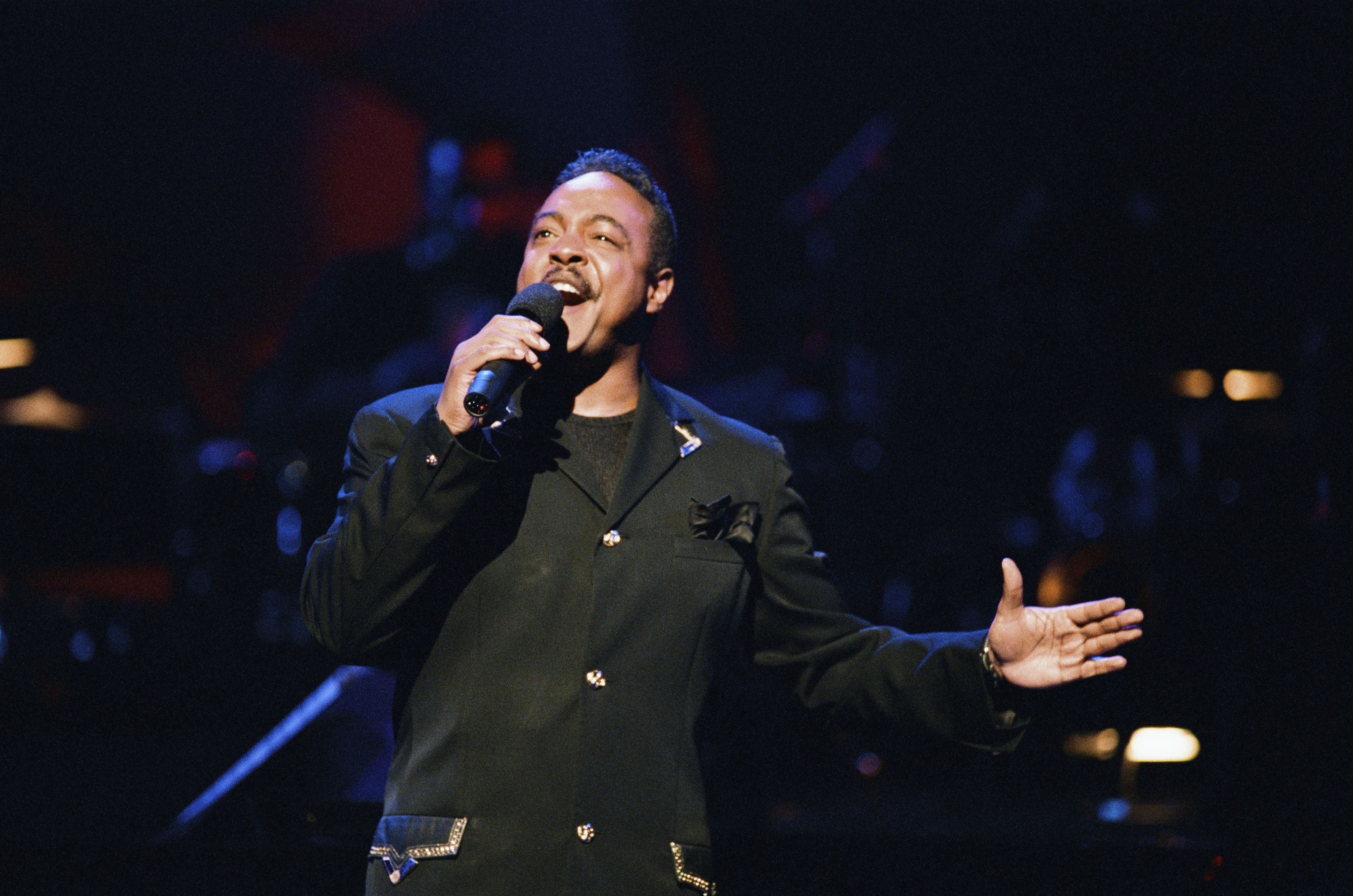 Peabo Bryson performs during Met Life Presents the Apollo Theatre Hall of Fame on June 1, 1994. | SOurce: Getty Images