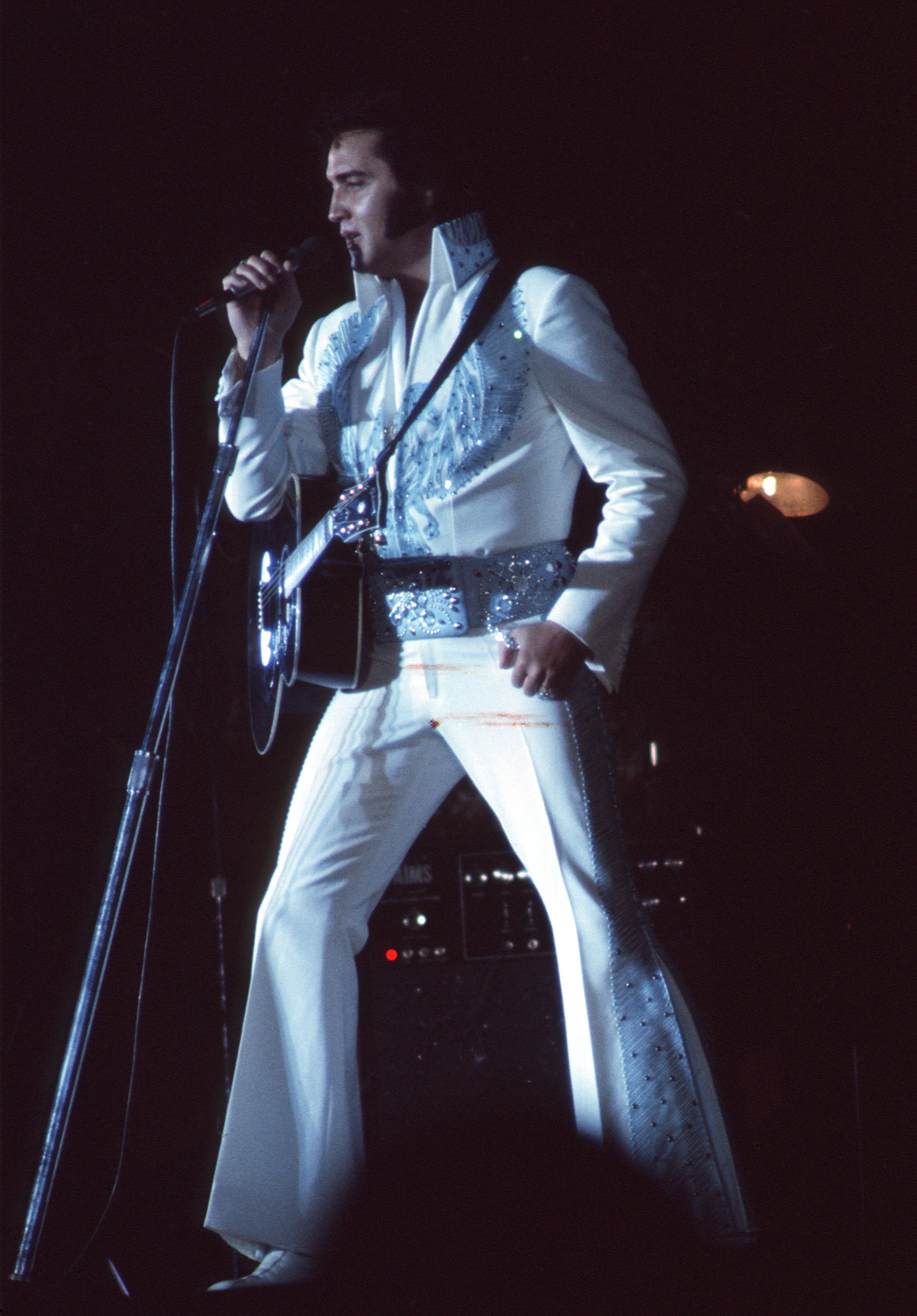 Elvis Presley performing in Las Vegas in December 1975 | Source: Getty Images
