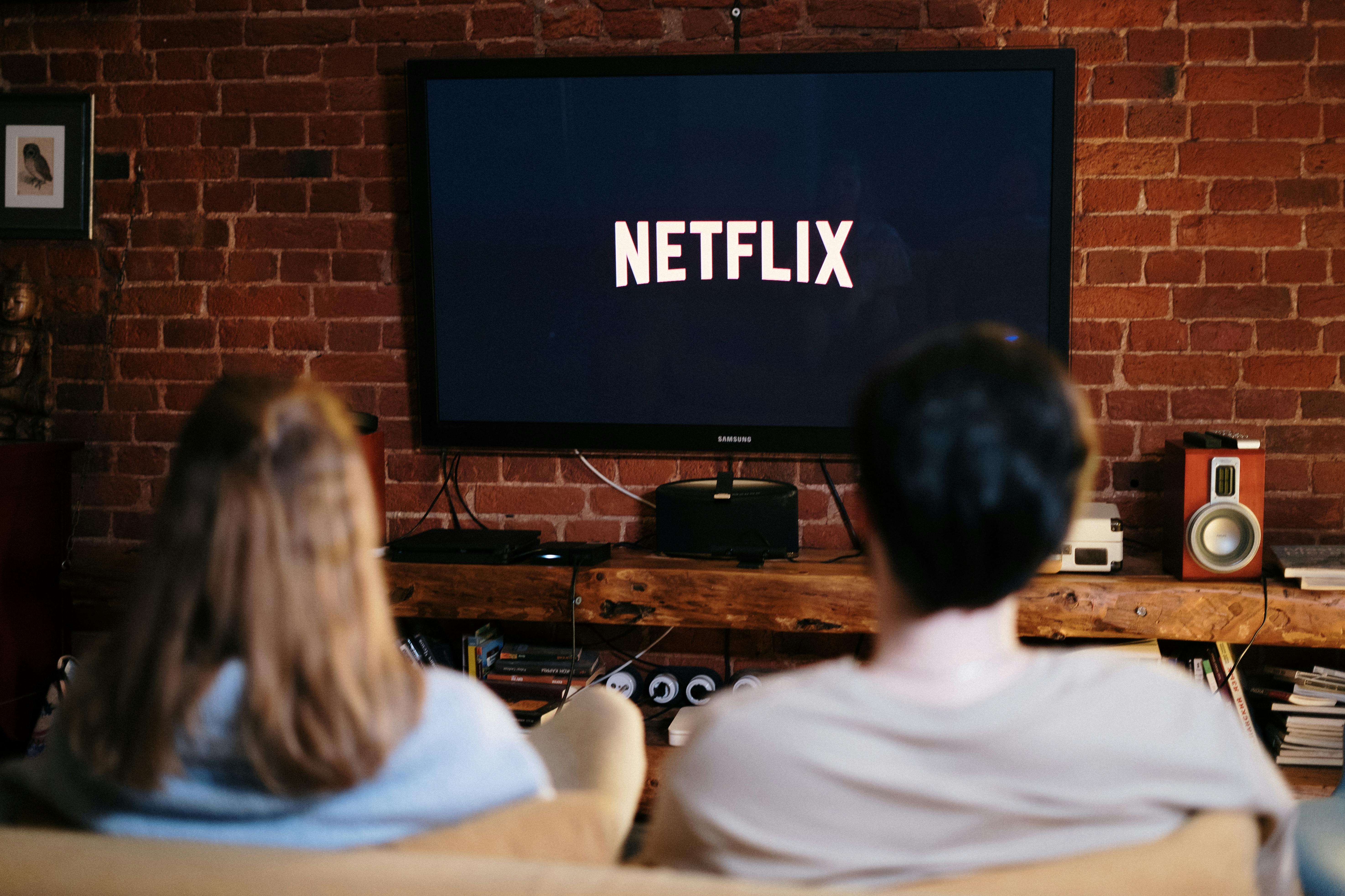 A couple watching TV | Source: Pexels