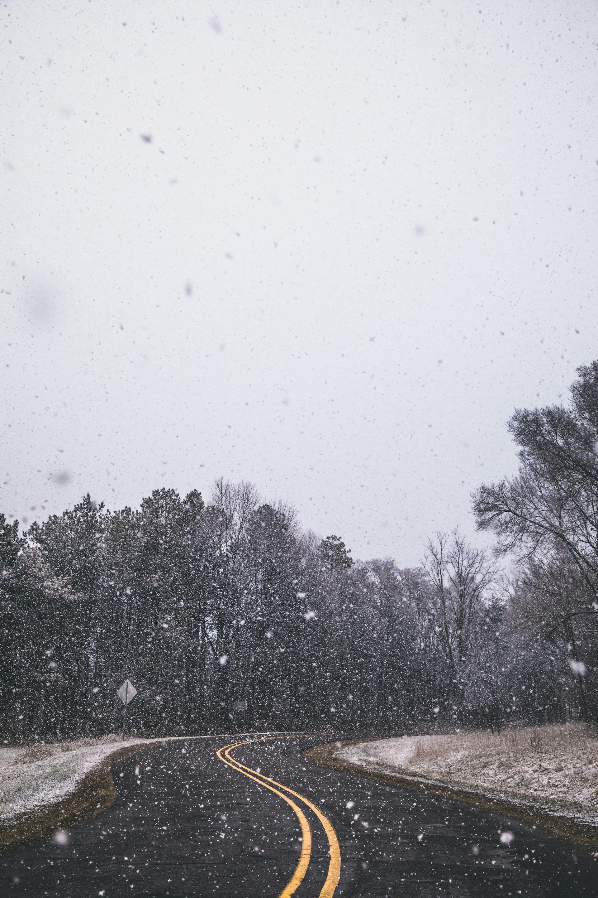 A snowy road | Source: Pexels