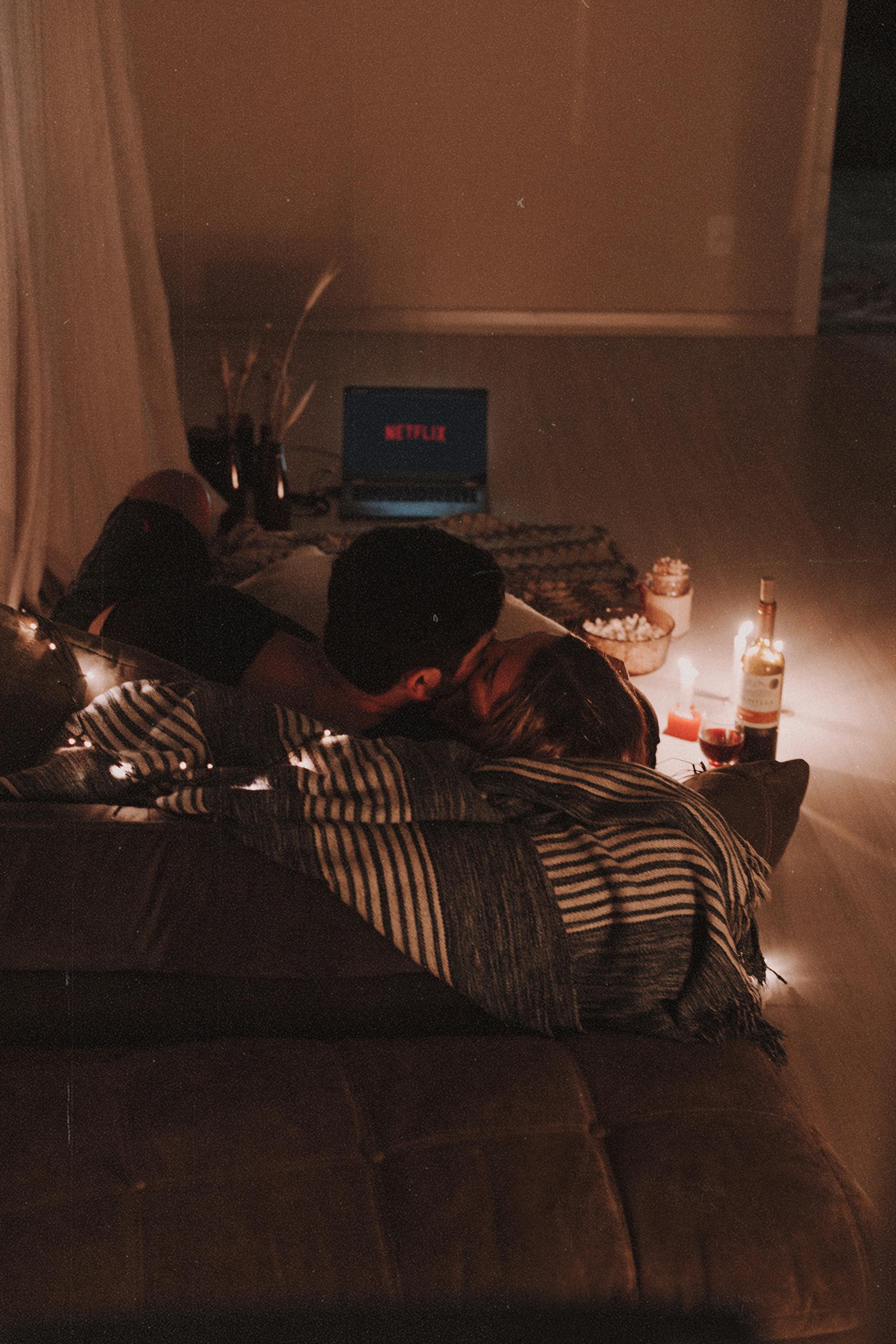 Couple cuddling on the couch | Source: Pexels