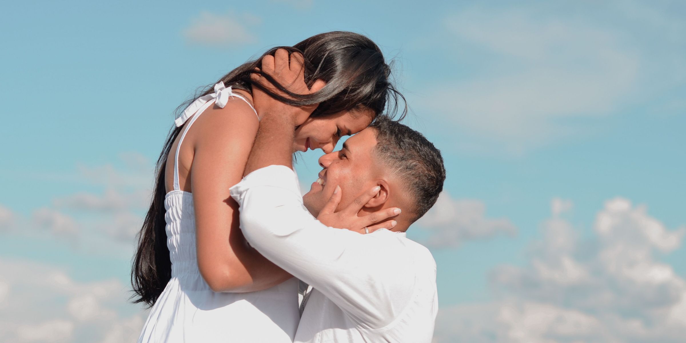 A couple embracing | Source: Pexels