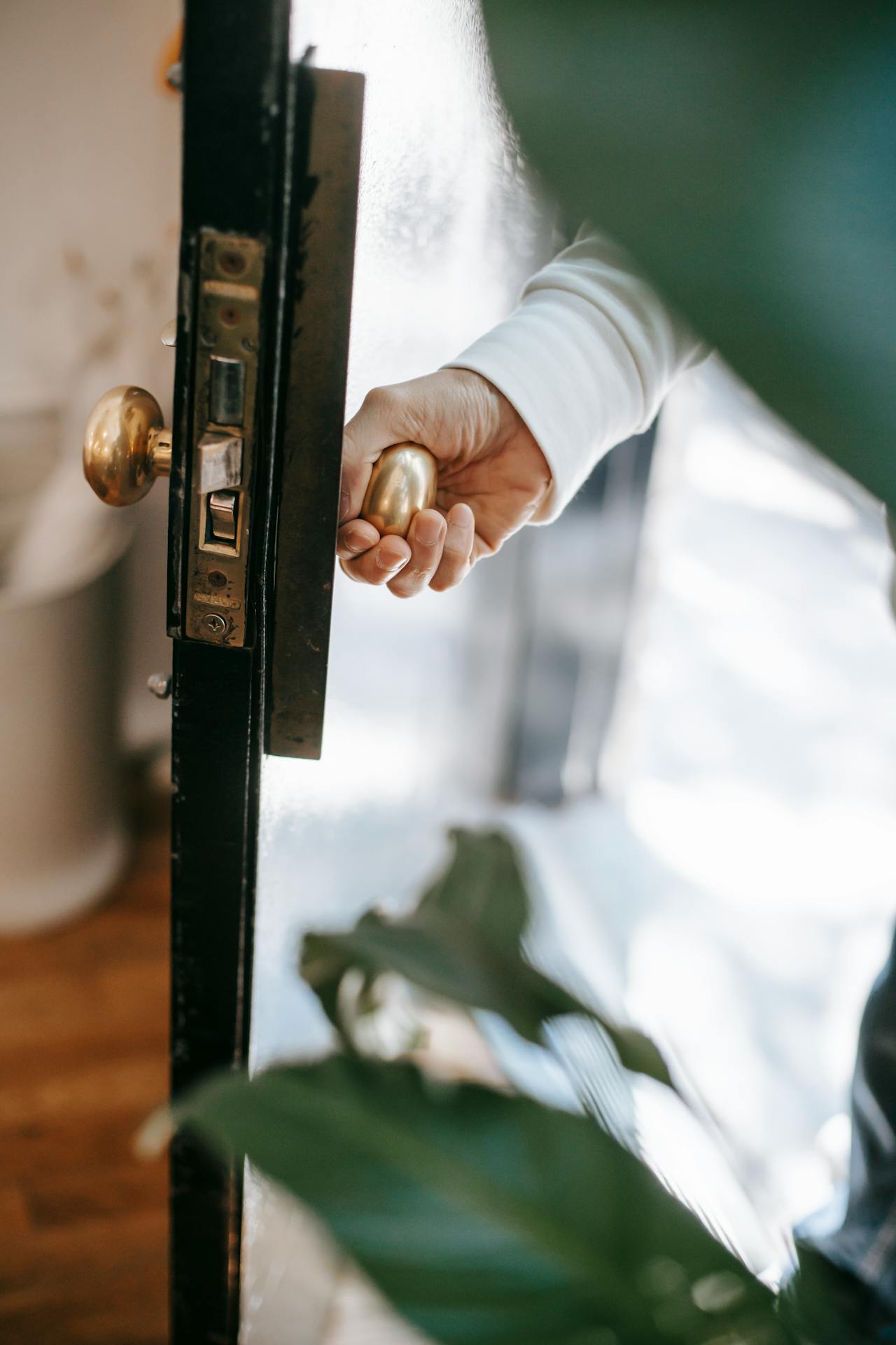 A person holding a doorknob | Source: Pexels