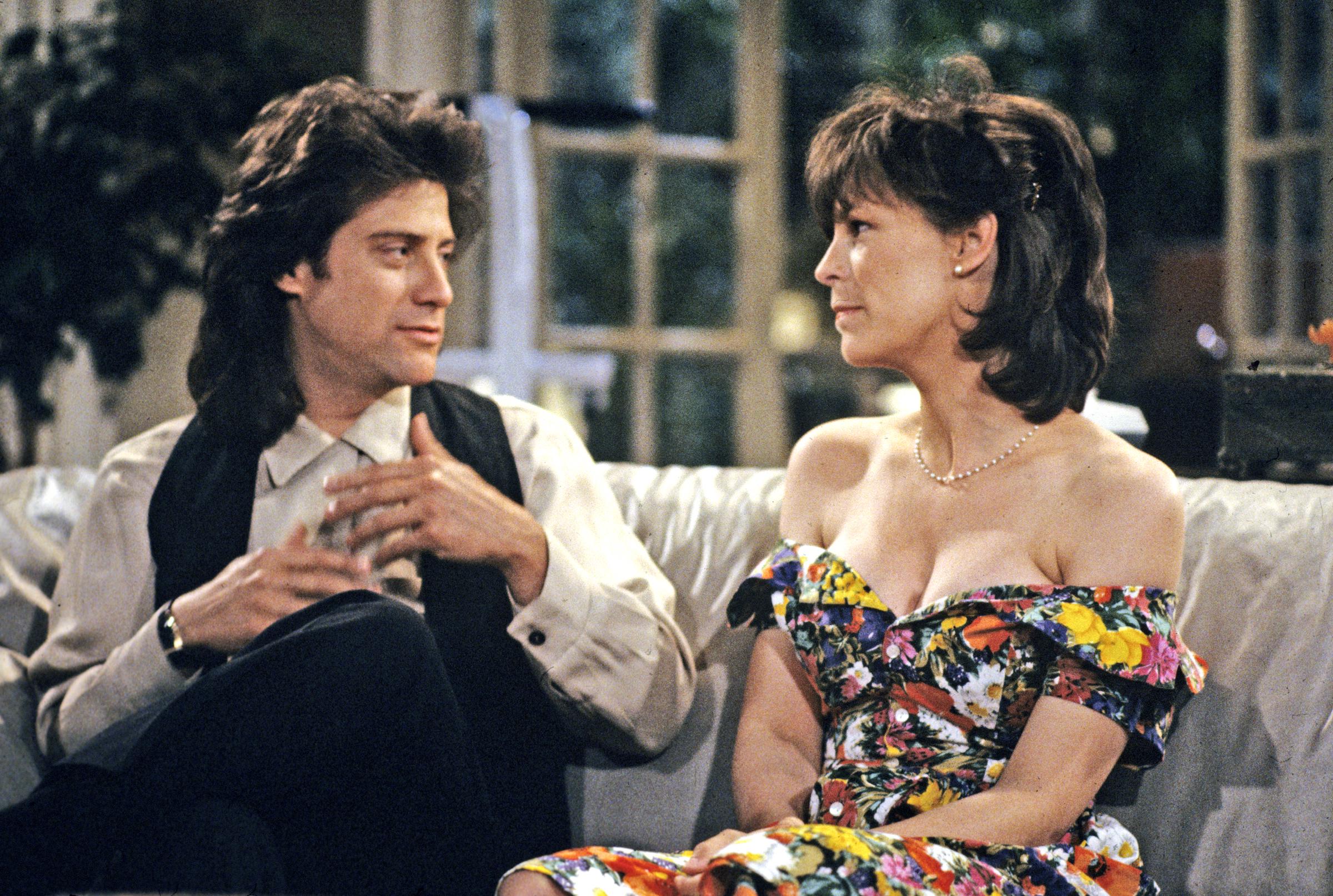 Richard Lewis and Jamie Lee Curtis as Marty and Hannah in "Anything but Love" (1991) | Source: Getty Images