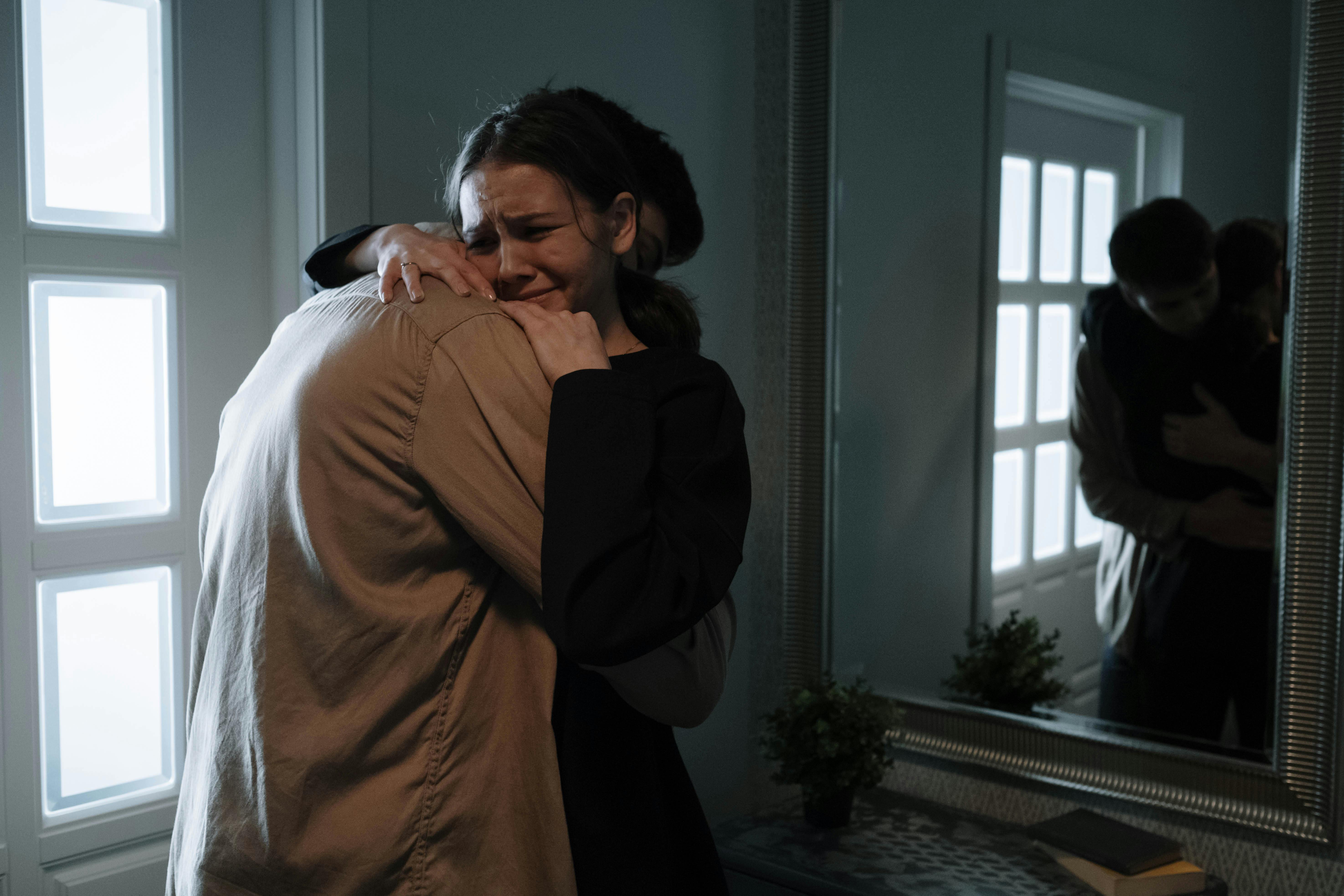 A man comforting a woman who is crying | Source: Pexels