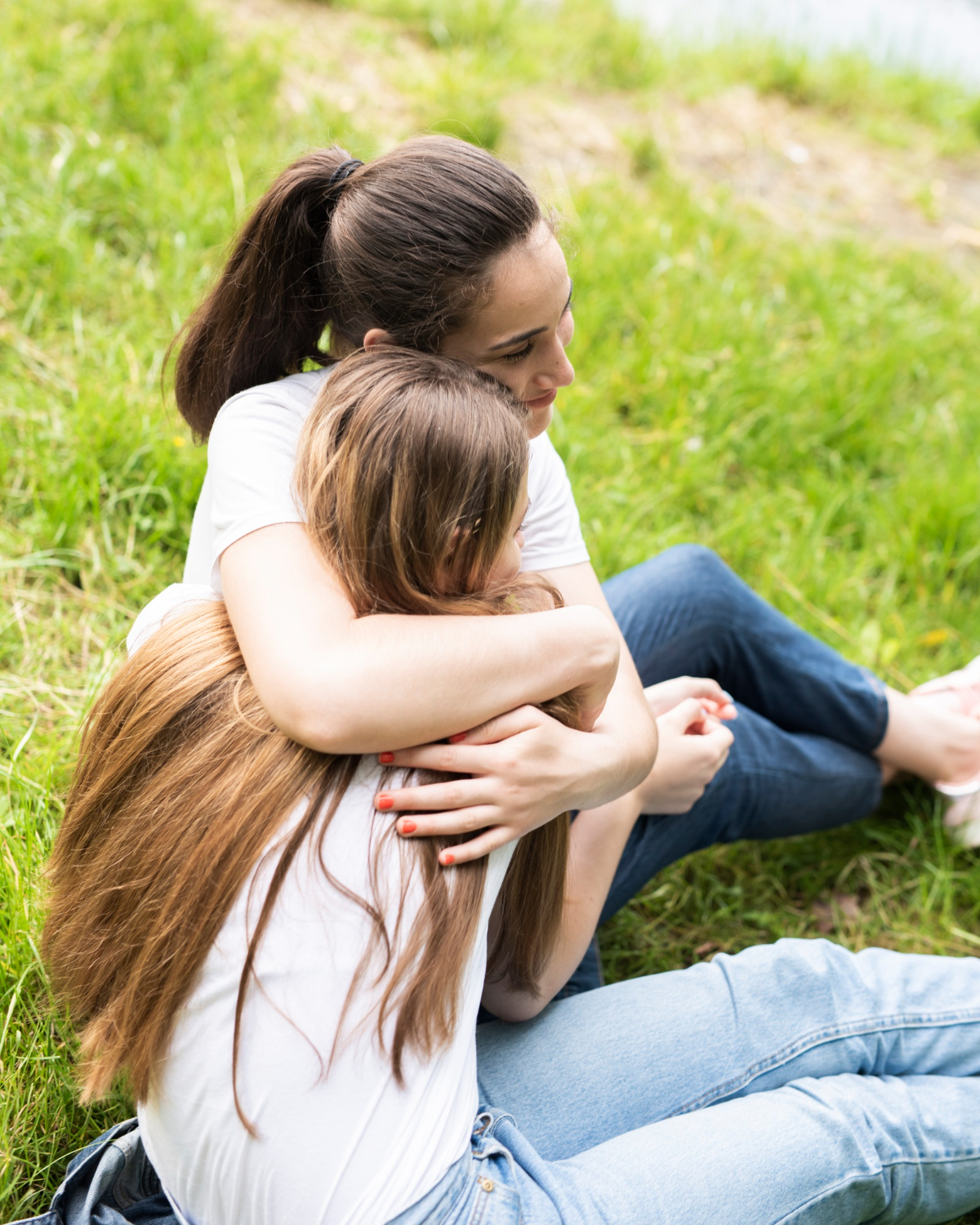 Two women embracing each other | Source: Freepik