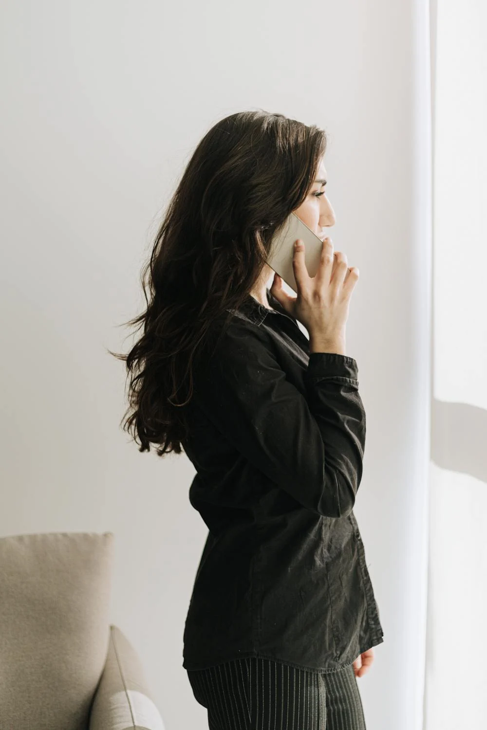 A determined woman talking on her phone | Source: Pexels
